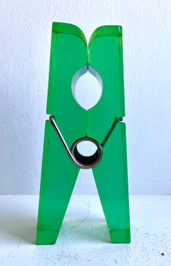 Pinces à linge géantes en acrylique vertes dans le style de Claes Oldenburg 1980's