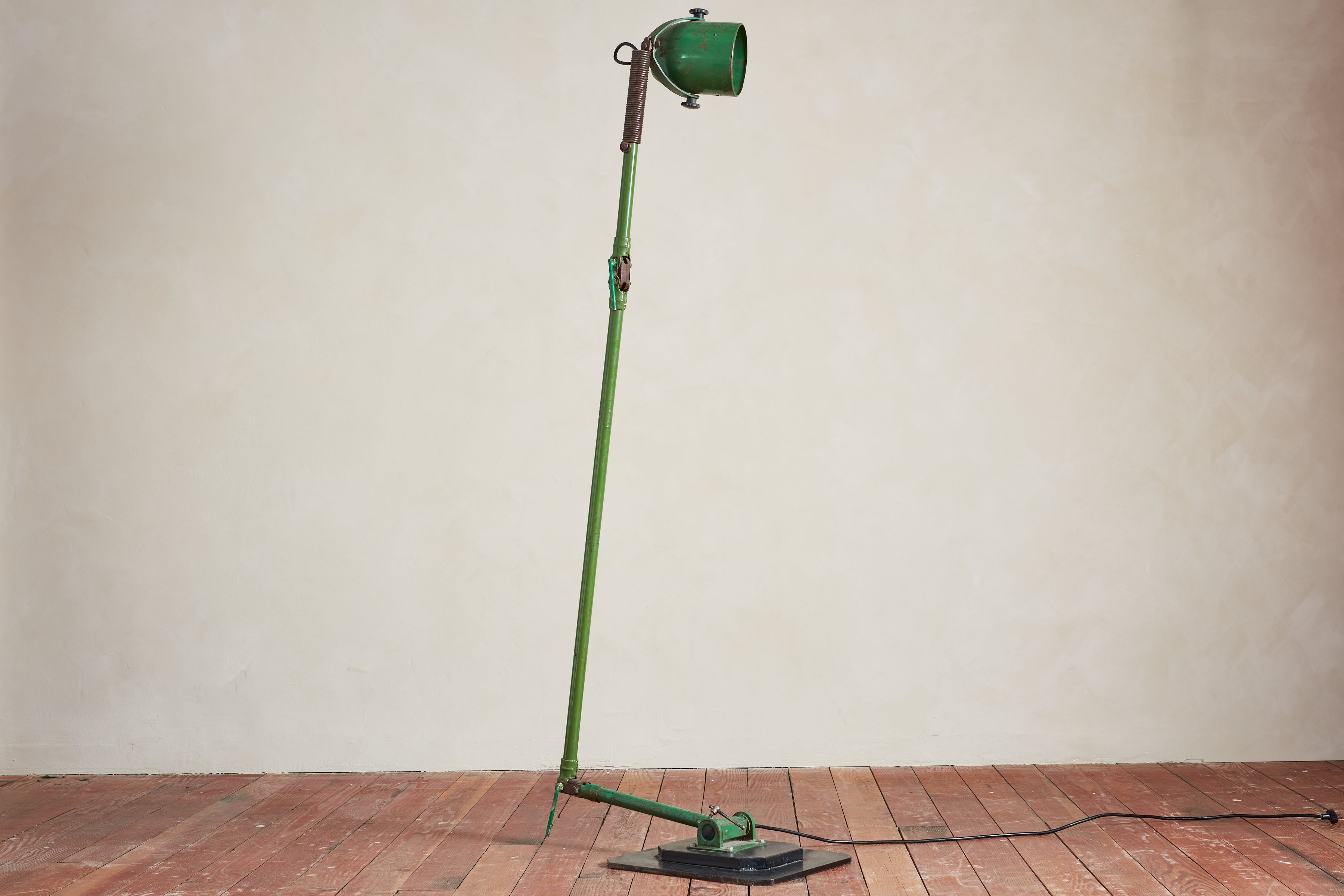 Lampadaire industriel réglable à grande échelle avec une étonnante peinture verte patinée

L'abat-jour s'articule et l'ensemble du bras pivote vers l'avant 

Magnifique pièce 

Plages de hauteur de 60 à 80 pouces
