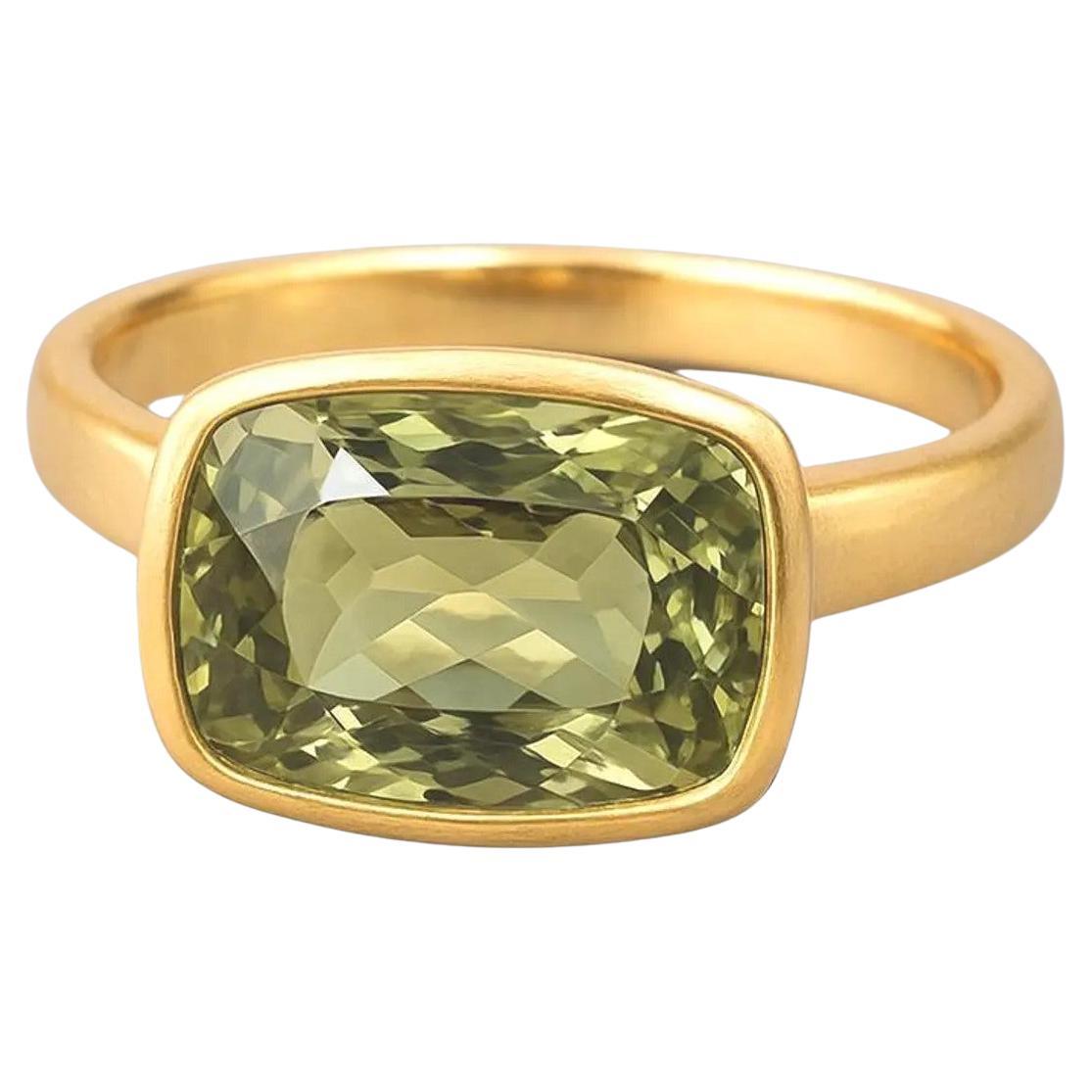 Anello cocktail impilabile con tormalina verde gigante in oro giallo 18 carati