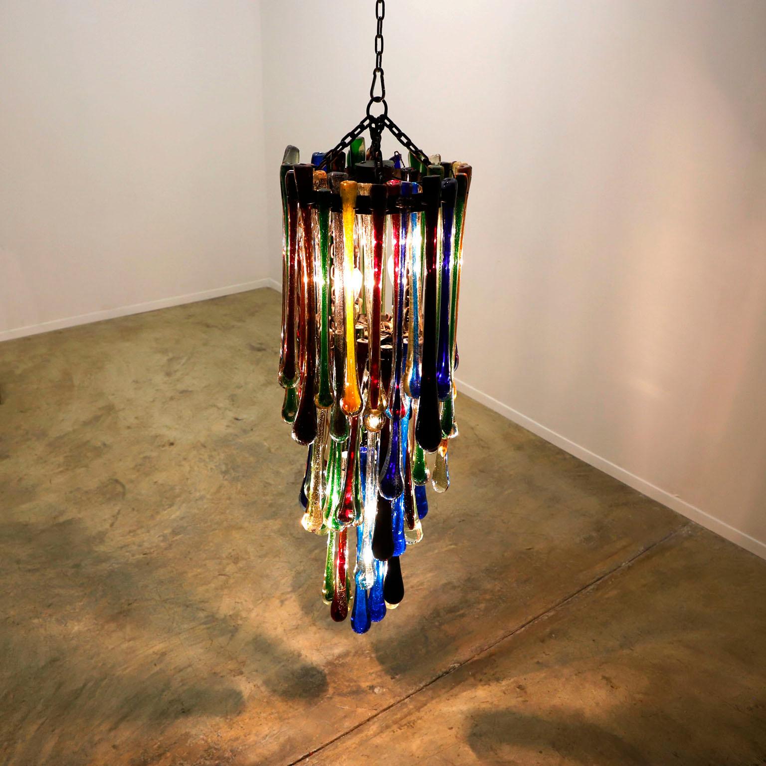 Si vous êtes à la recherche d'un lustre de grandes dimensions.  Nous vous proposons cette pièce unique réalisée entièrement à la main, conçue par Felipe Delfinger pour une résidence au Mexique vers 1970.
Cette œuvre magistrale  a été réalisée avec