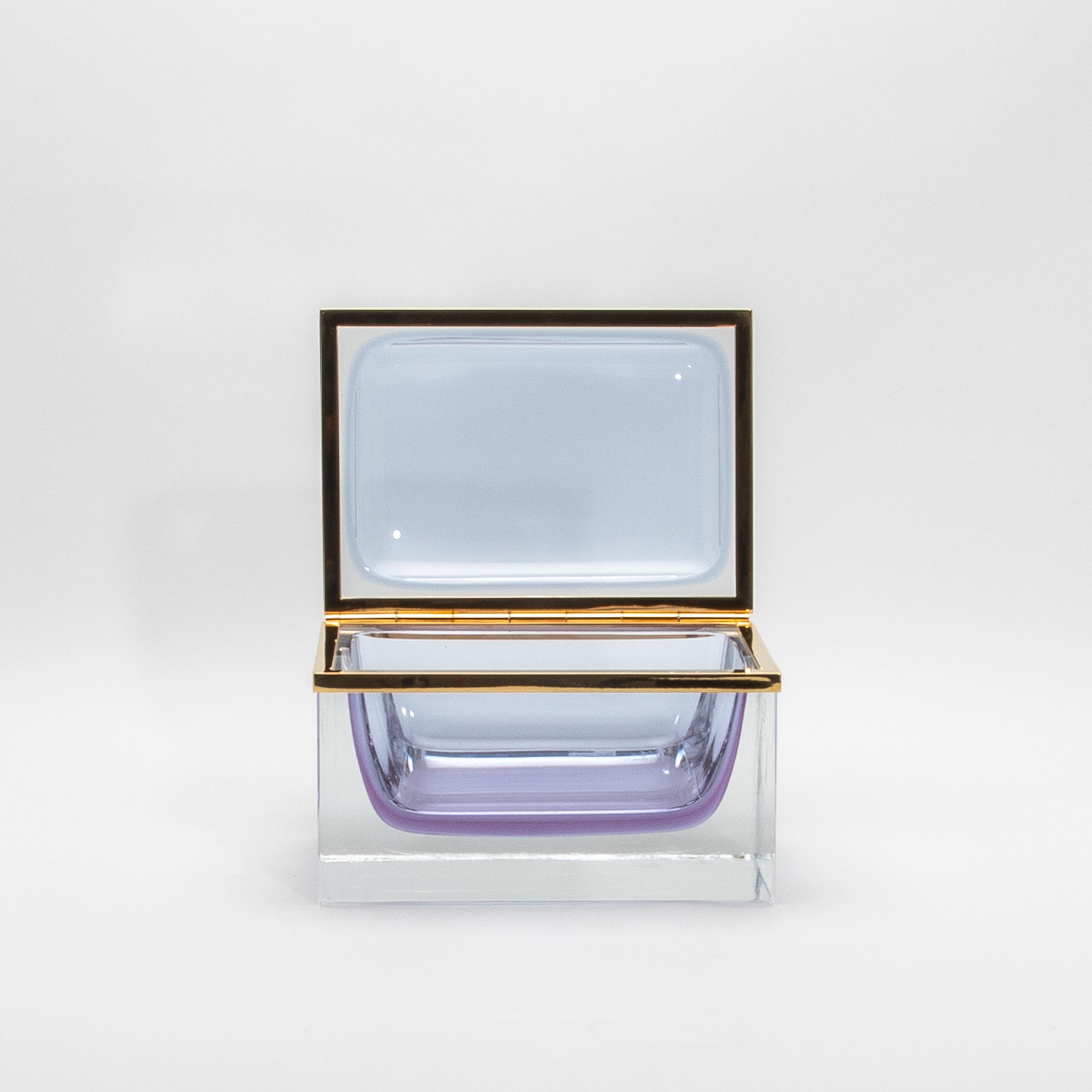 Impressionnante par sa seule taille, cette étonnante boîte en verre de Murano soufflé à la main respire le luxe et le raffinement. Cette exquise boîte en verre de Murano présente la captivante couleur Alexandrite, réputée pour ses propriétés