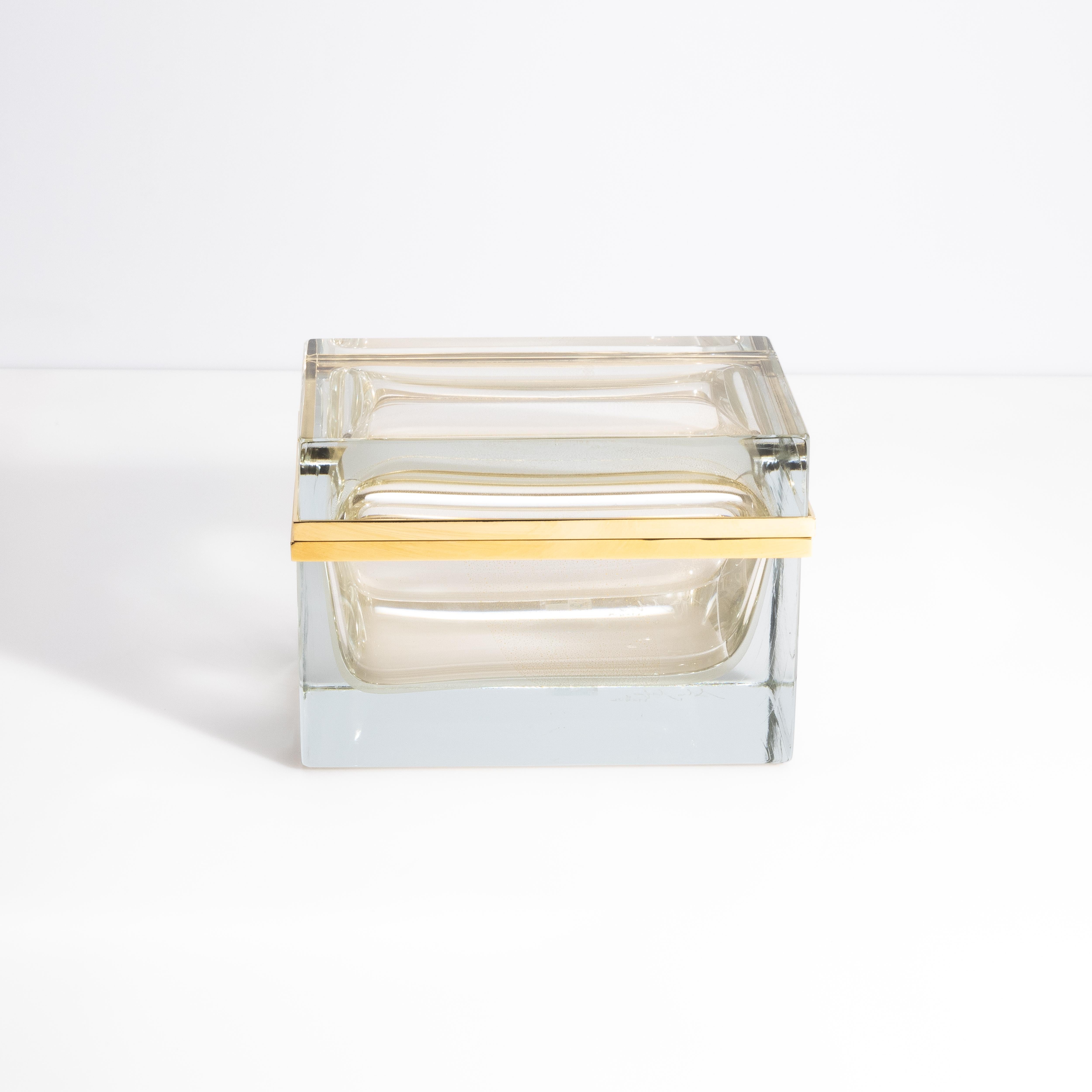 Impresionante sólo por su escala, esta exquisita caja de cristal de Murano es una obra maestra de lujosa artesanía, con un cuerpo de cristal prístino adornado con brillantes motas de oro de 24 quilates. El cristal transparente y brillante