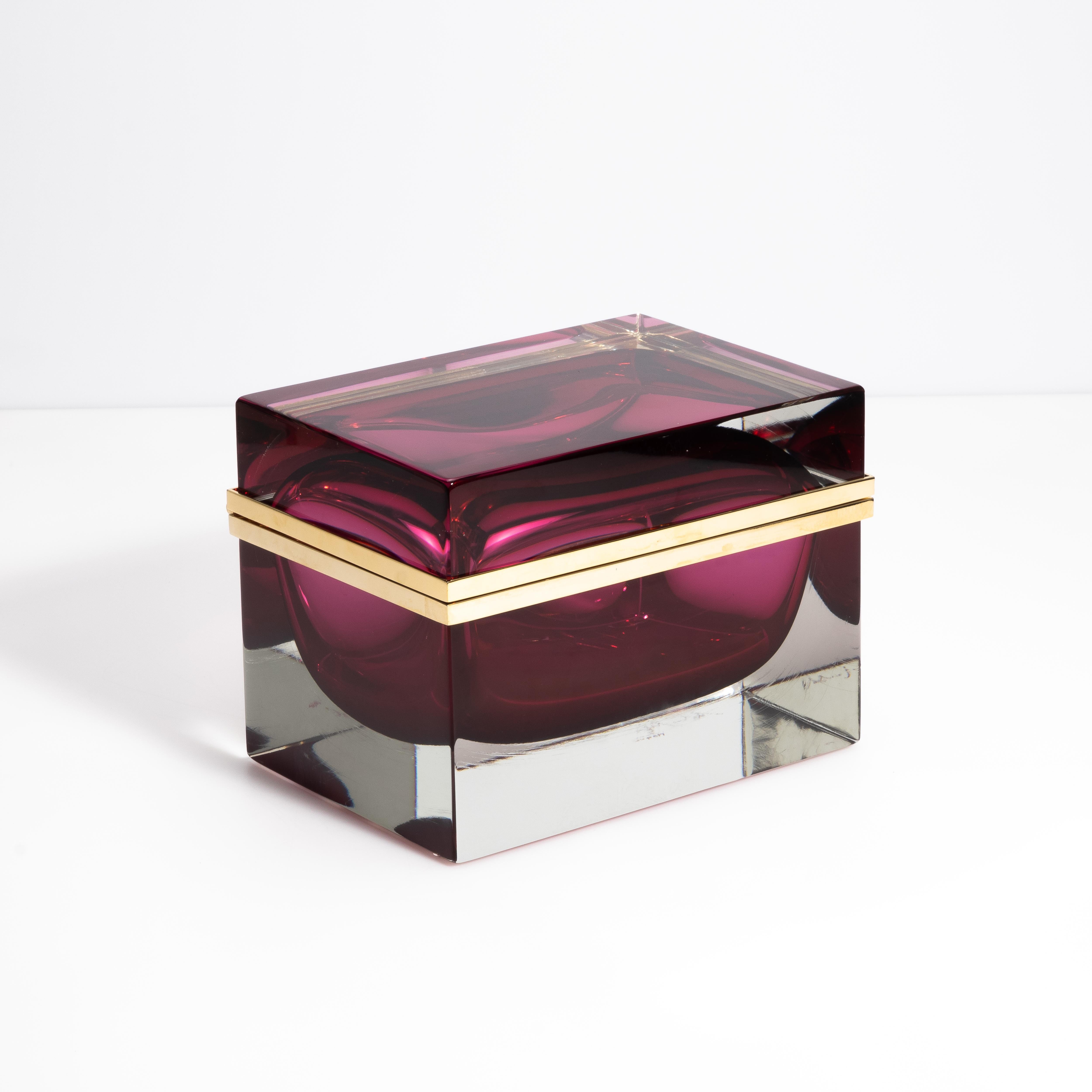 Descubre el epítome de la elegancia con esta exquisita caja de cristal de Murano, meticulosamente elaborada en Murano, Italia. Disponible en tamaño grande y gigante, esta caja destila sofisticación por su estado impecable, que garantiza que está