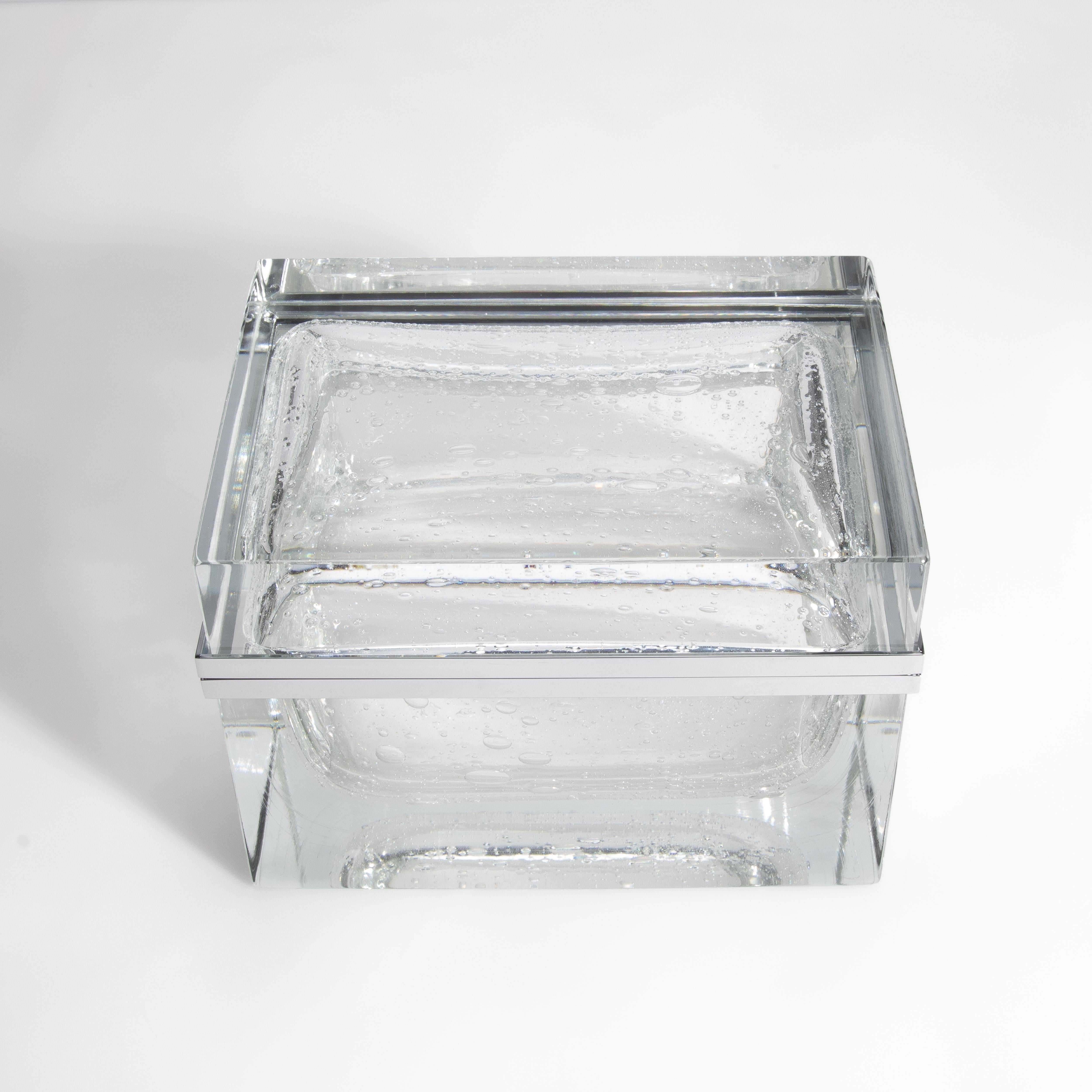 Caja gigante de cristal de Murano soplado a mano en cristal con burbujas y herrajes cromados en venta 2