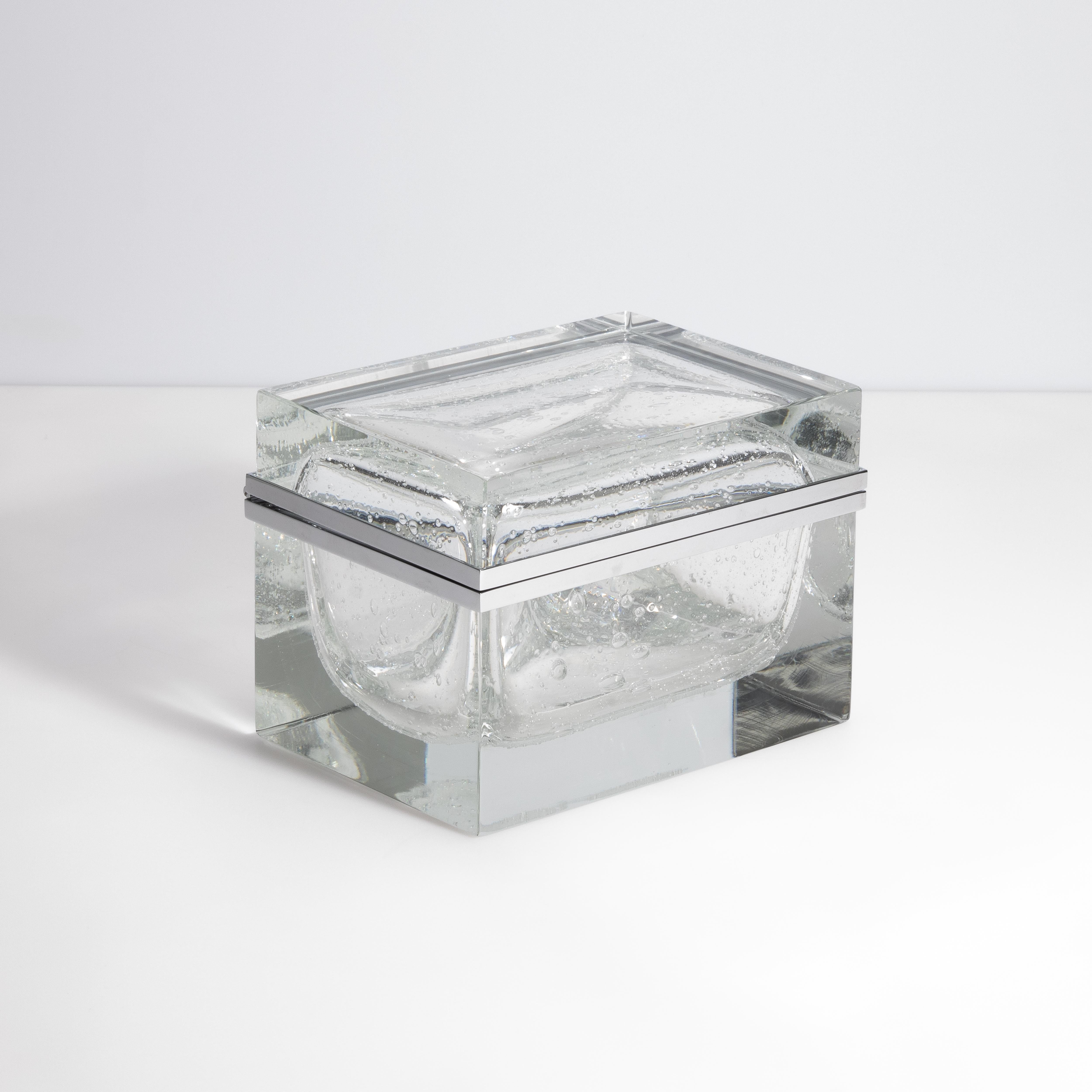 Impresionante sólo por su escala, esta impresionante caja de cristal de Murano soplado a mano rezuma lujo y refinamiento. Esta caja de cristal de Murano Pulegoso es una cautivadora fusión de arte y funcionalidad, elaborada en la famosa isla