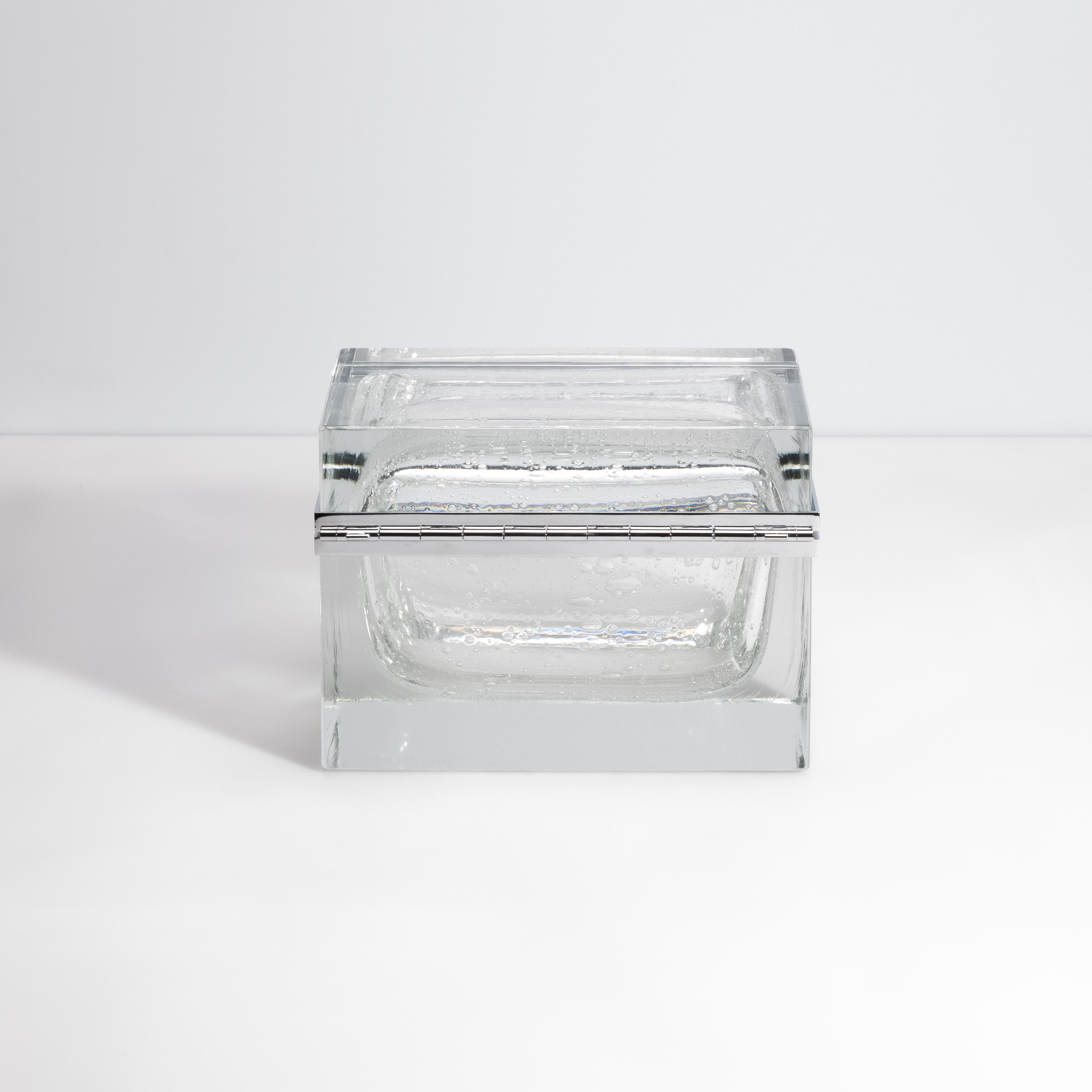 Caja gigante de cristal de Murano soplado a mano en cristal con burbujas y herrajes cromados Hecho a mano en venta