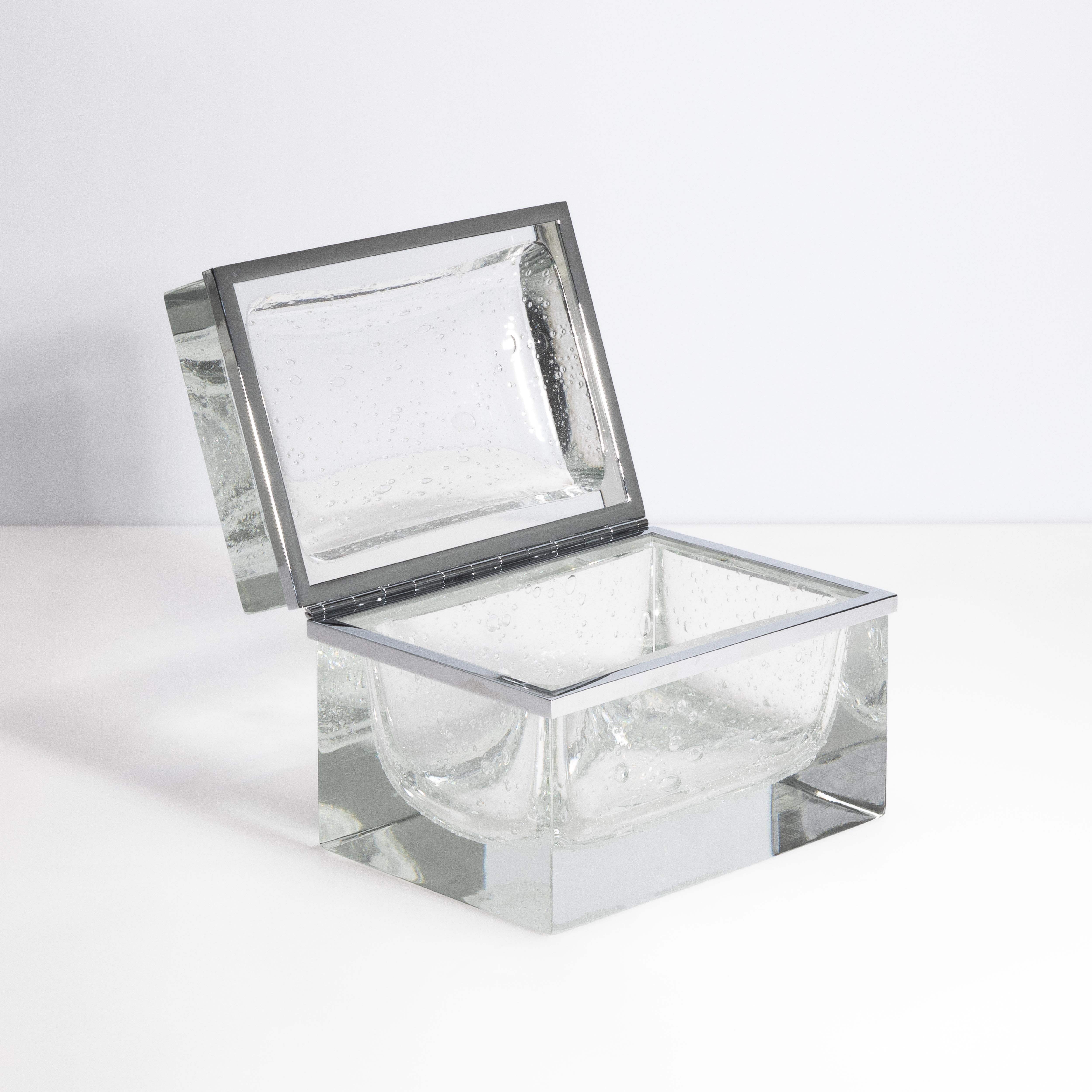 Caja gigante de cristal de Murano soplado a mano en cristal con burbujas y herrajes cromados Siglo XXI y contemporáneo en venta