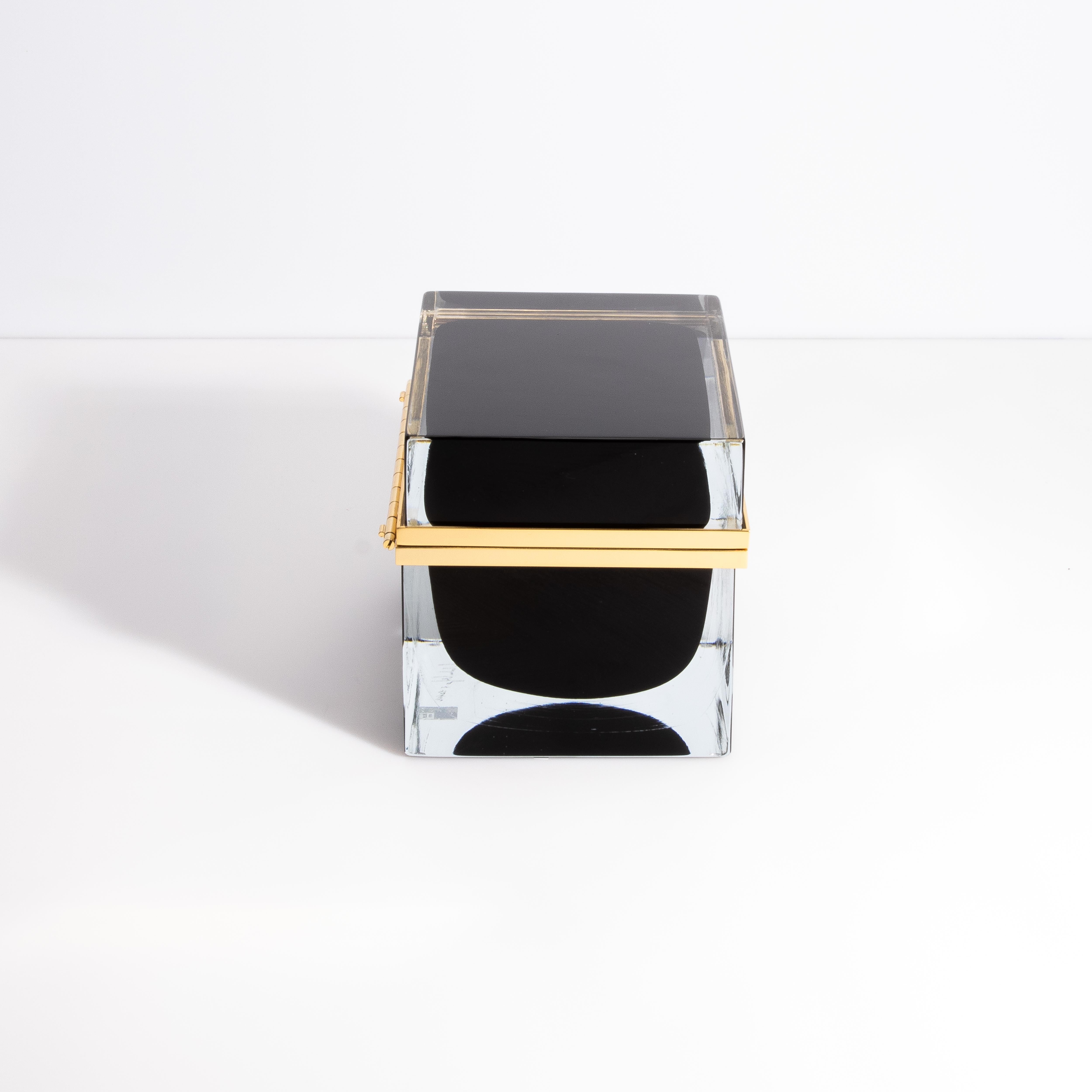 Caja gigante de cristal de Murano soplado a mano en negro ónice con herrajes de latón Moderno en venta