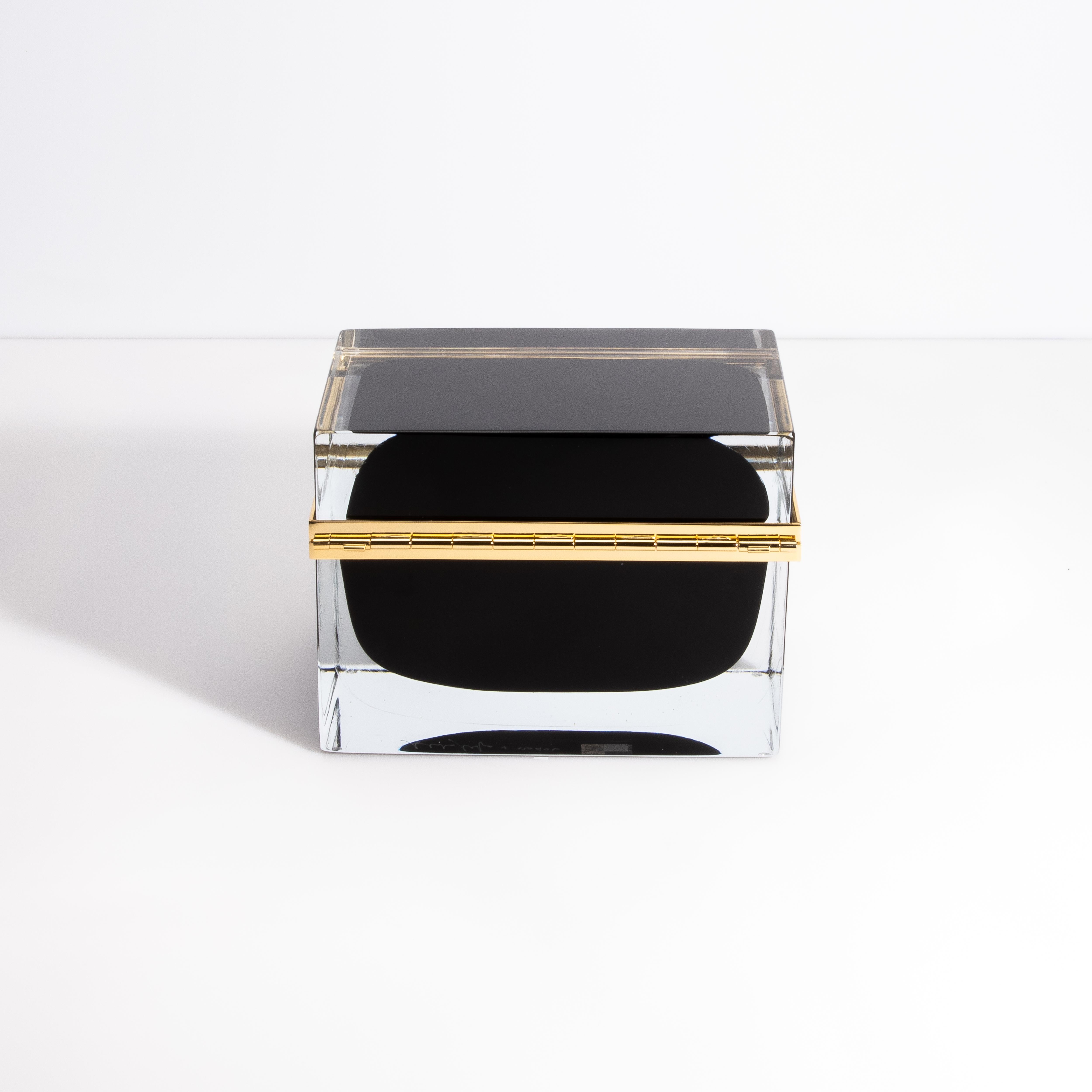 Caja gigante de cristal de Murano soplado a mano en negro ónice con herrajes de latón Italiano en venta