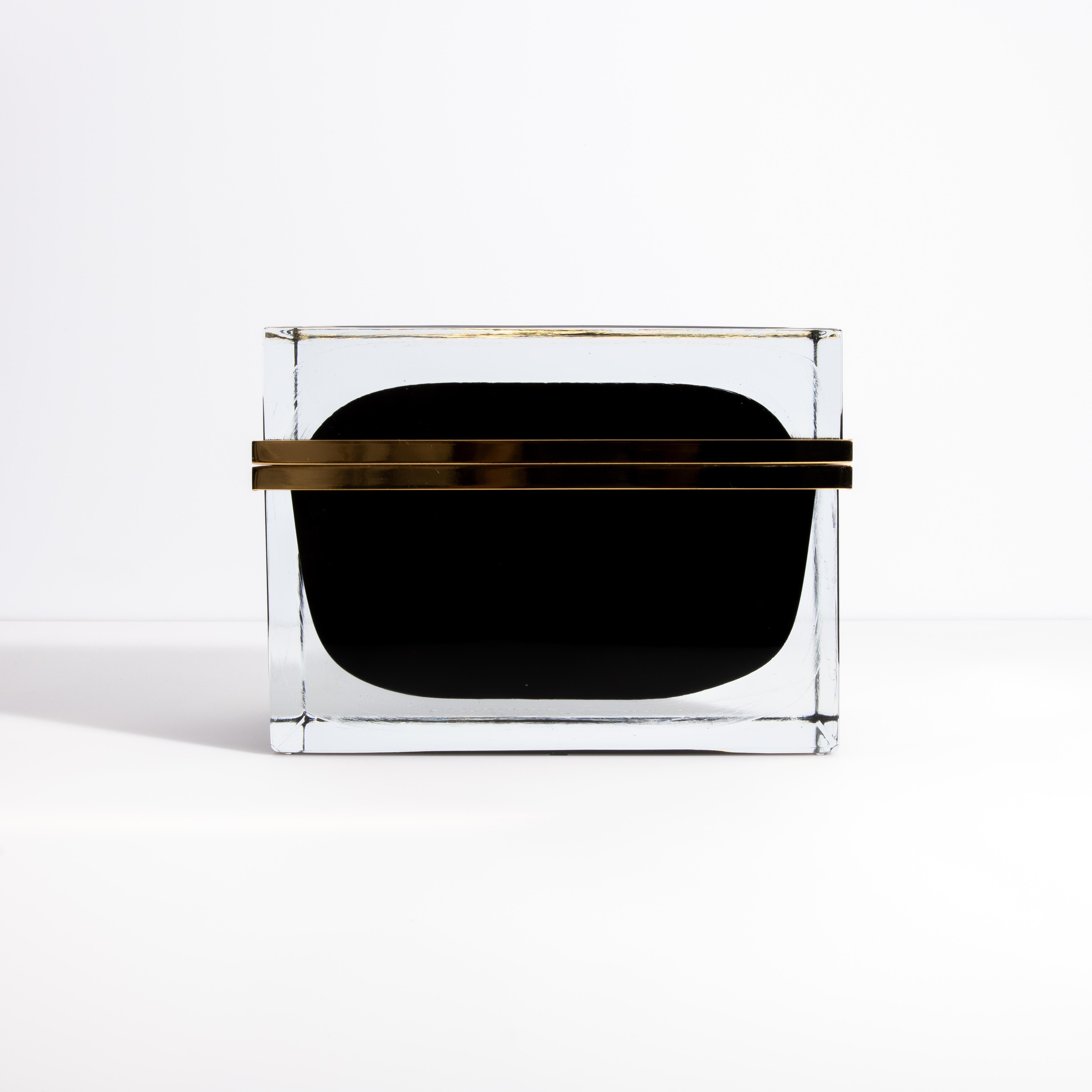 Caja gigante de cristal de Murano soplado a mano en negro ónice con herrajes de latón Siglo XXI y contemporáneo en venta