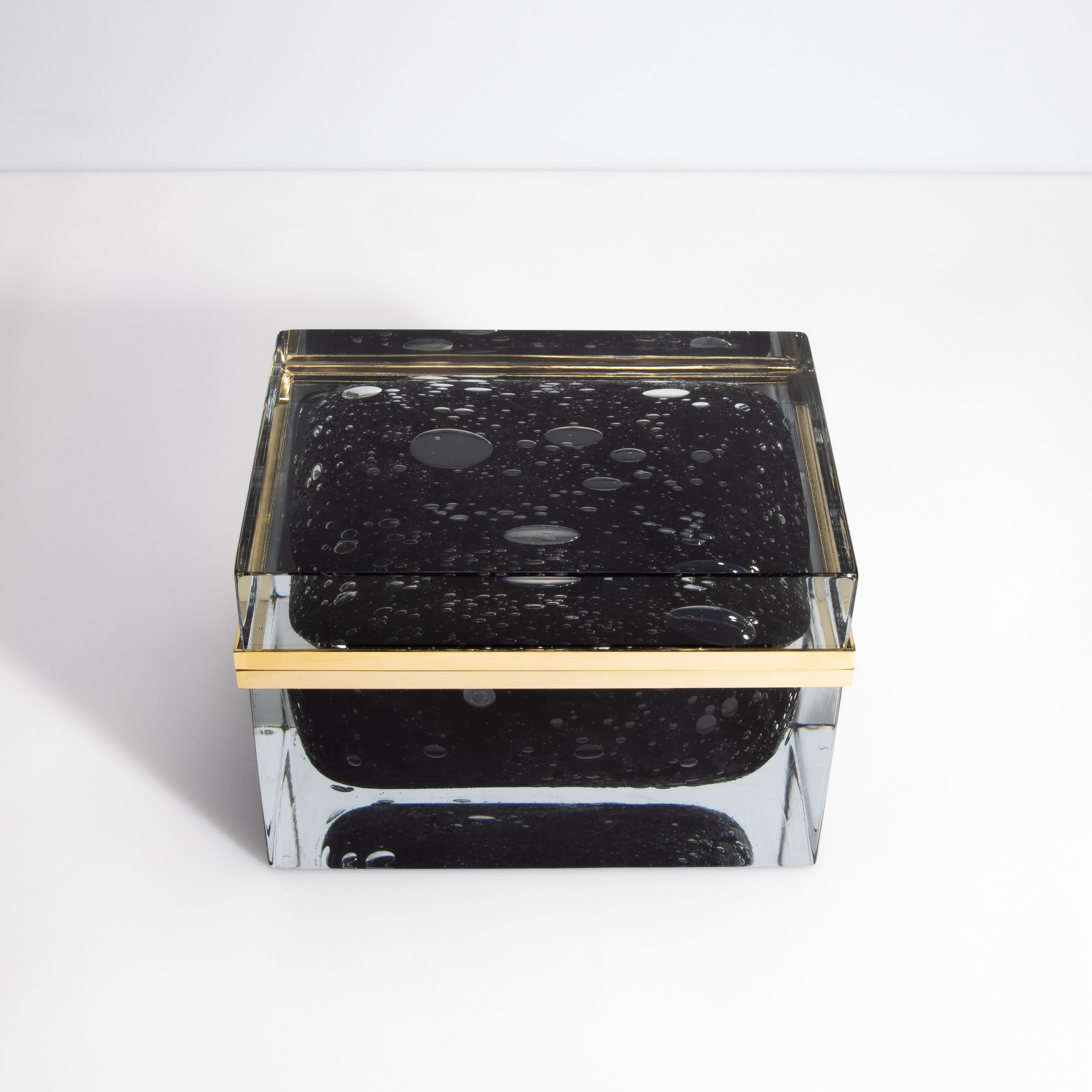 Boîte géante en verre de Murano soufflé à la main en noir onyx avec bulles et raccords en laiton en vente 2