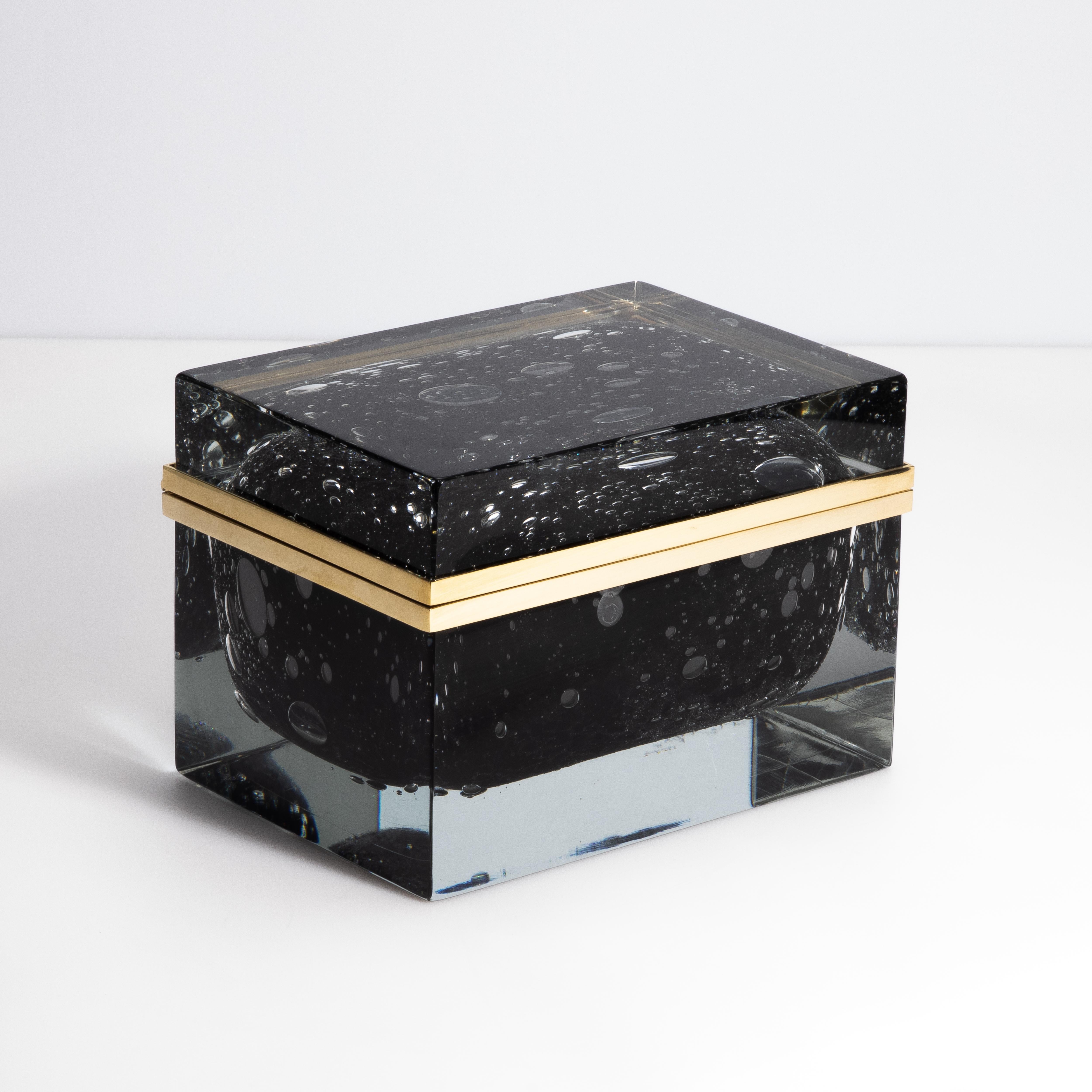 Impressionnante par sa seule taille, cette étonnante boîte en verre de Murano soufflé à la main respire le luxe et le raffinement. Cette boîte en verre de Murano Pulegoso est une fusion captivante d'art et de fonctionnalité, fabriquée sur la célèbre
