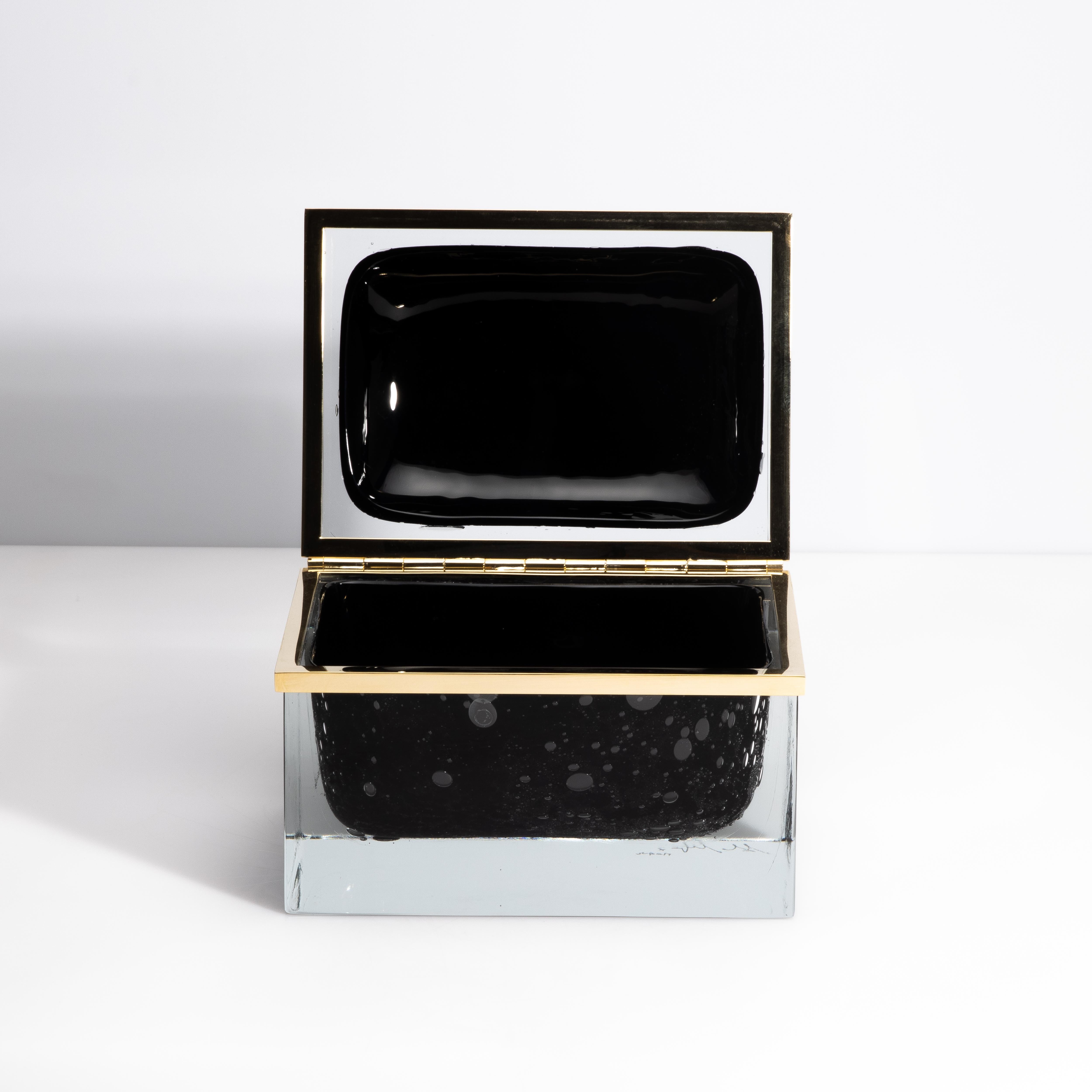 Boîte géante en verre de Murano soufflé à la main en noir onyx avec bulles et raccords en laiton Neuf - En vente à West Hollywood, CA