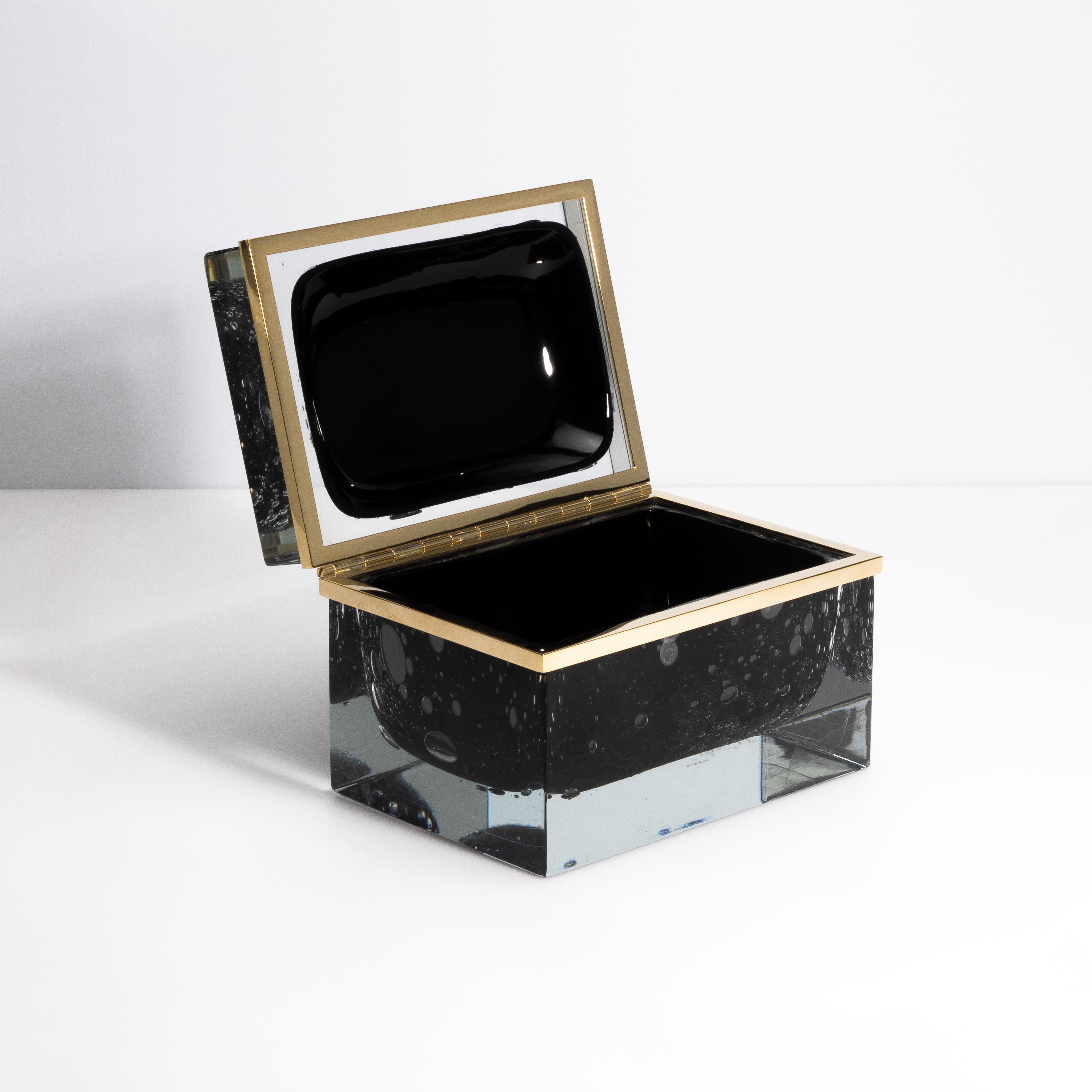 XXIe siècle et contemporain Boîte géante en verre de Murano soufflé à la main en noir onyx avec bulles et raccords en laiton en vente