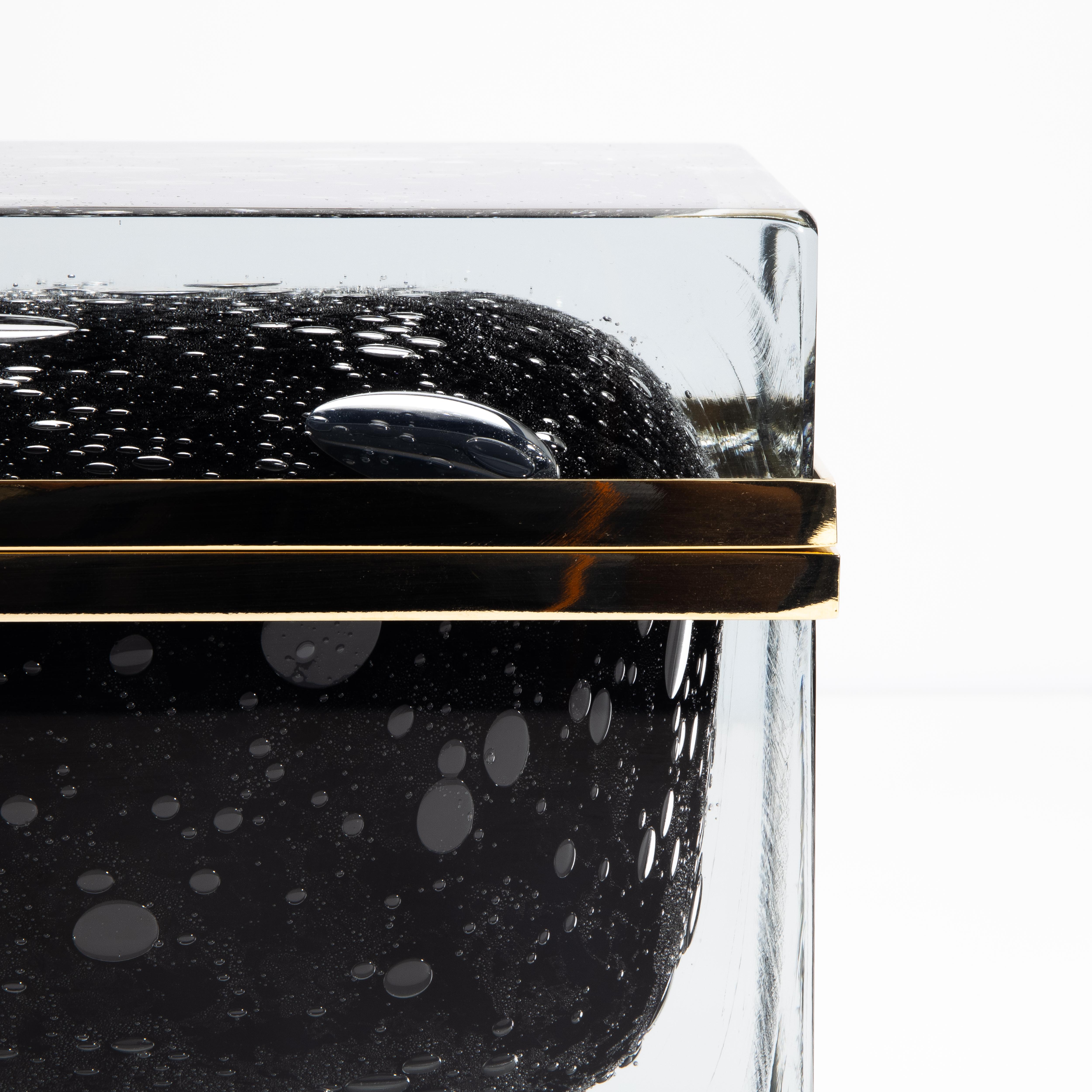 Boîte géante en verre de Murano soufflé à la main en noir onyx avec bulles et raccords en laiton en vente 1