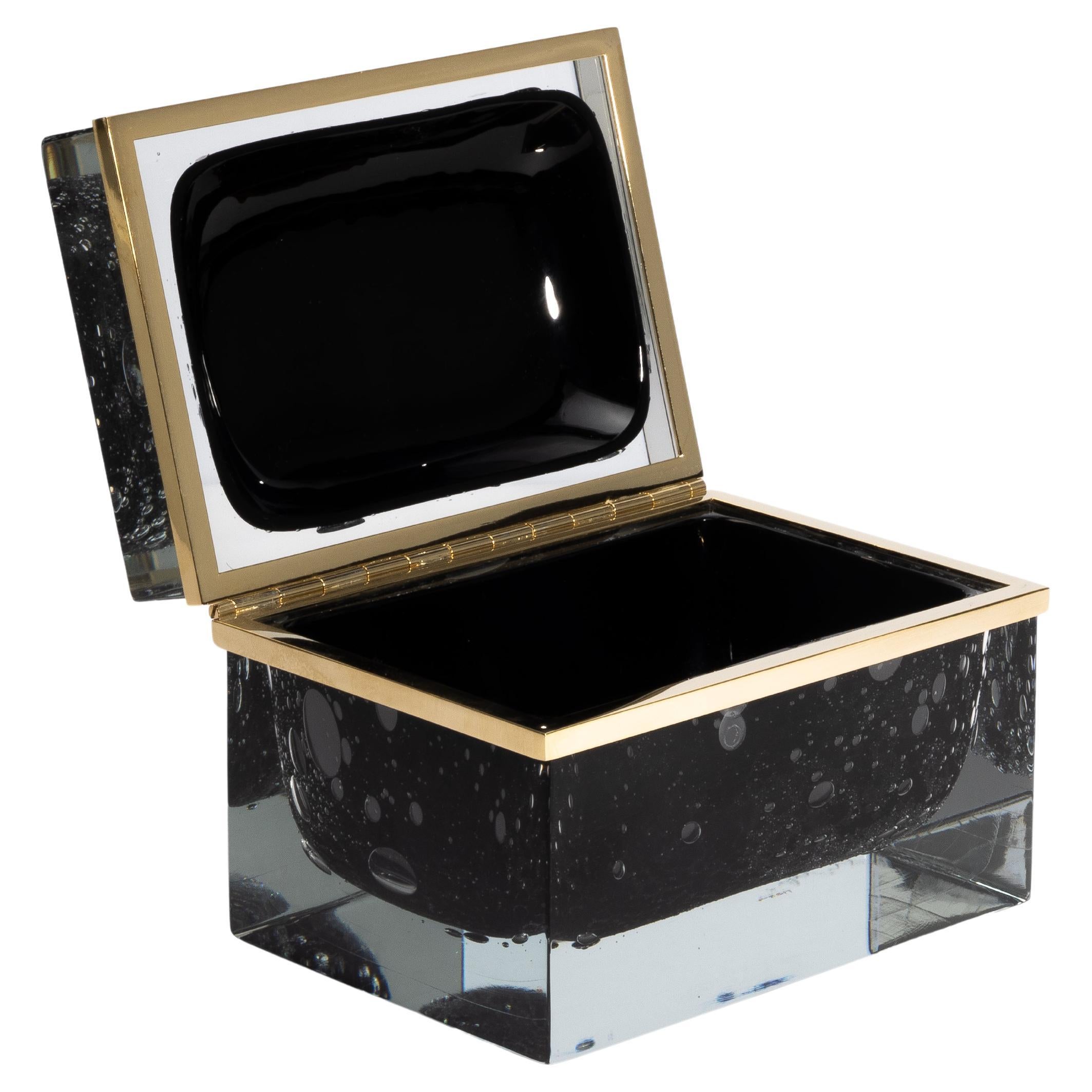 Caja gigante de cristal de Murano soplado a mano en negro ónice con burbujas y herrajes de latón