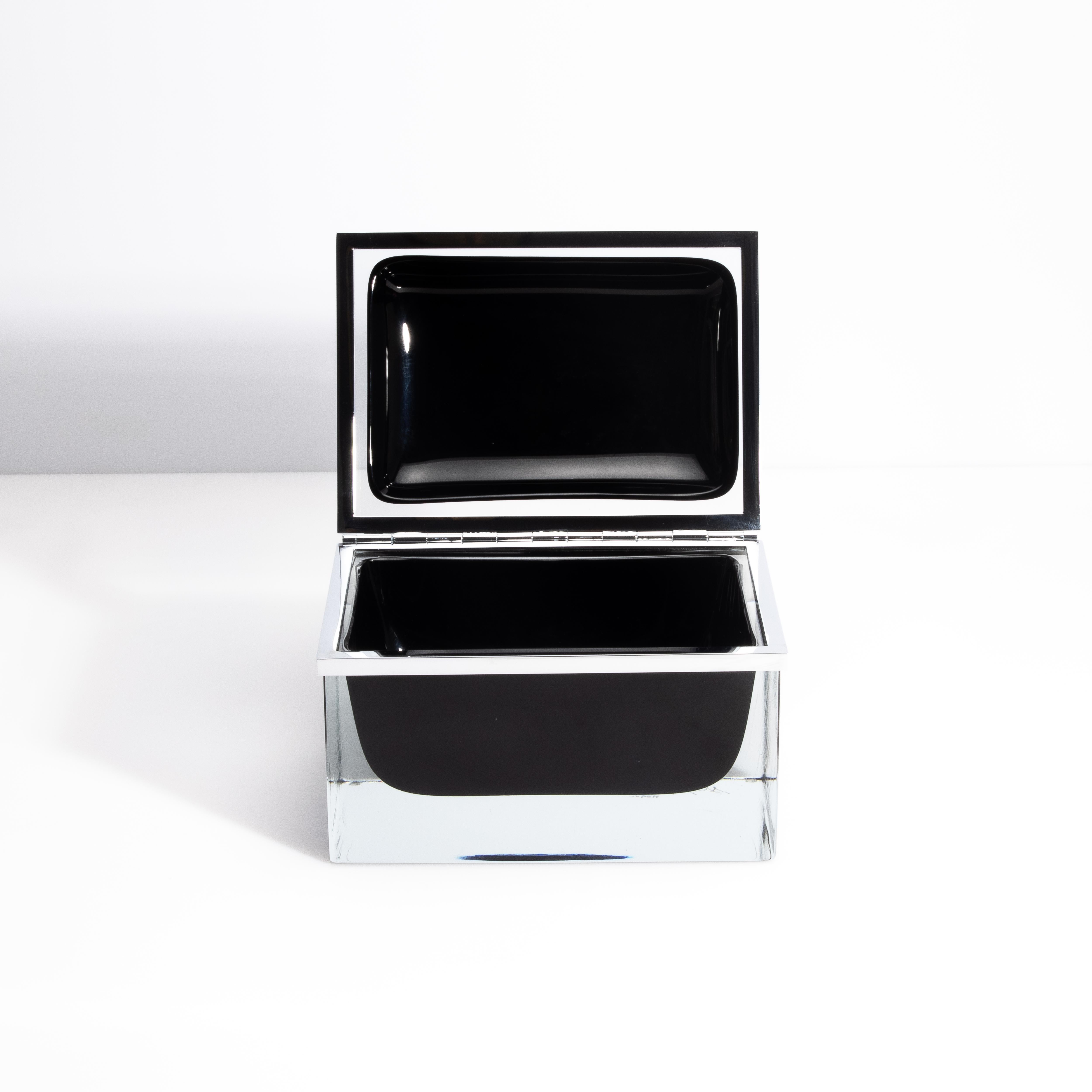 Caja Gigante de Cristal de Murano Soplado a Mano en Negro Ónice con Herrajes Cromados Italiano en venta