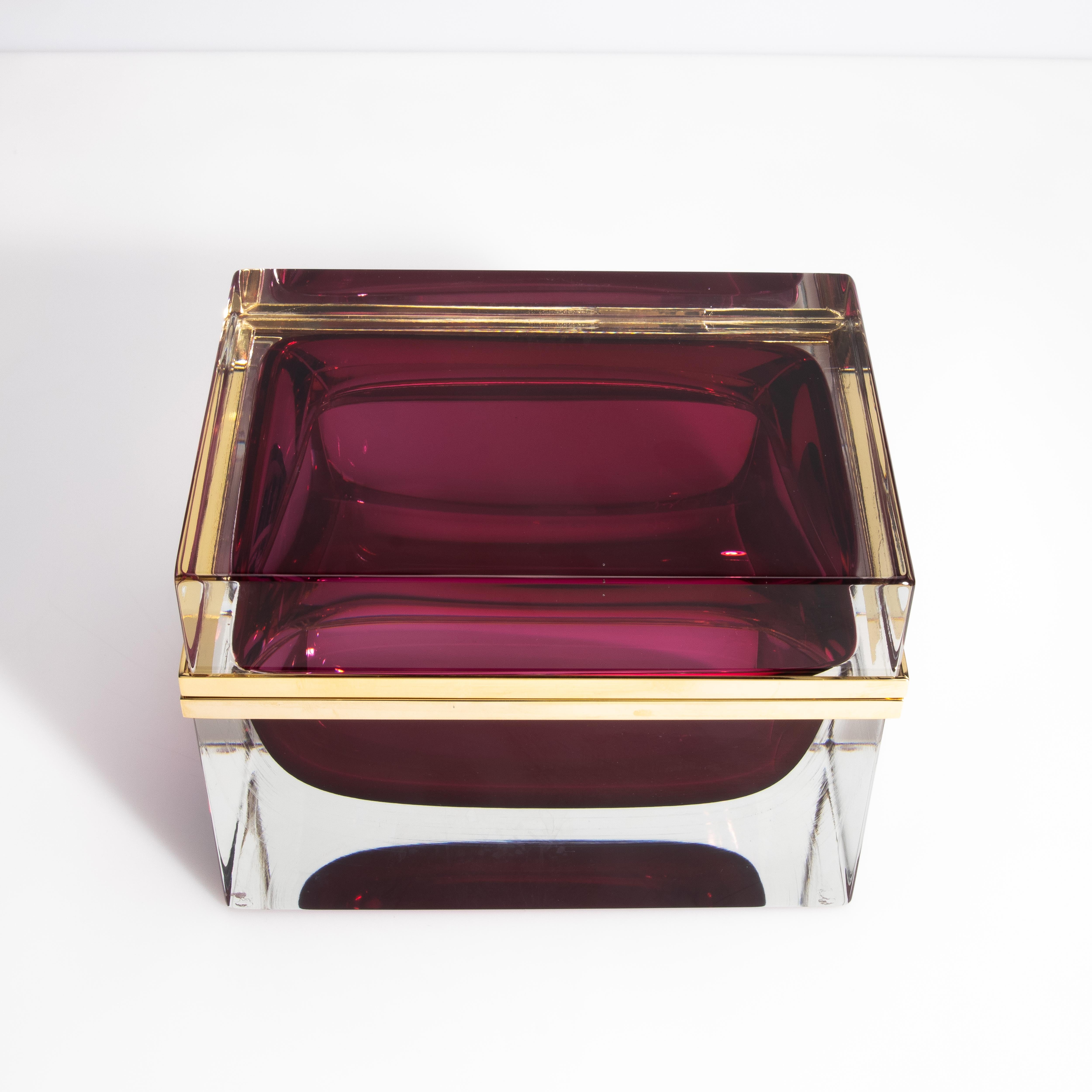 Caja Gigante de Cristal de Murano Soplado a Mano en Rubí con Herrajes de Latón en venta 3