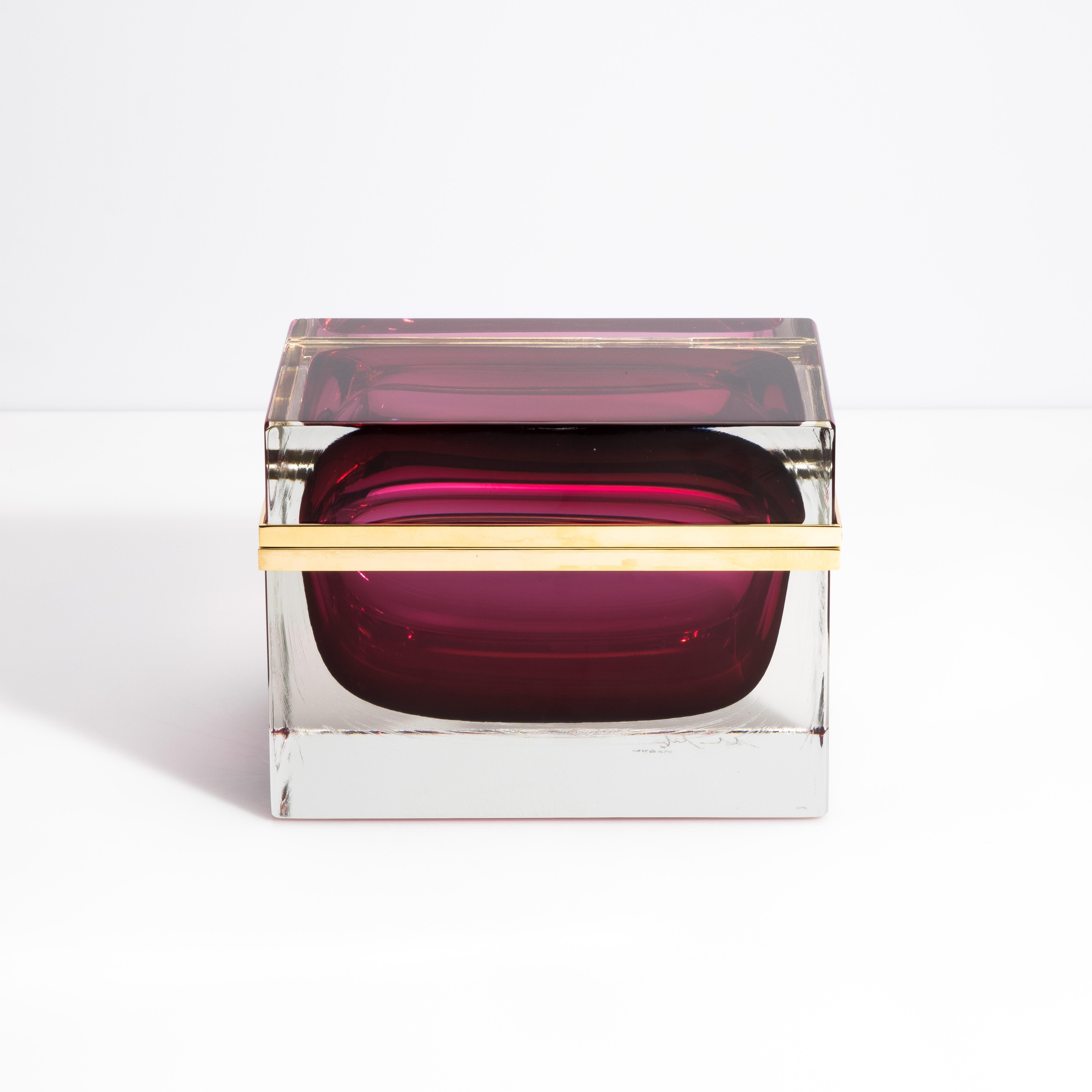 Caja Gigante de Cristal de Murano Soplado a Mano en Rubí con Herrajes de Latón Moderno en venta