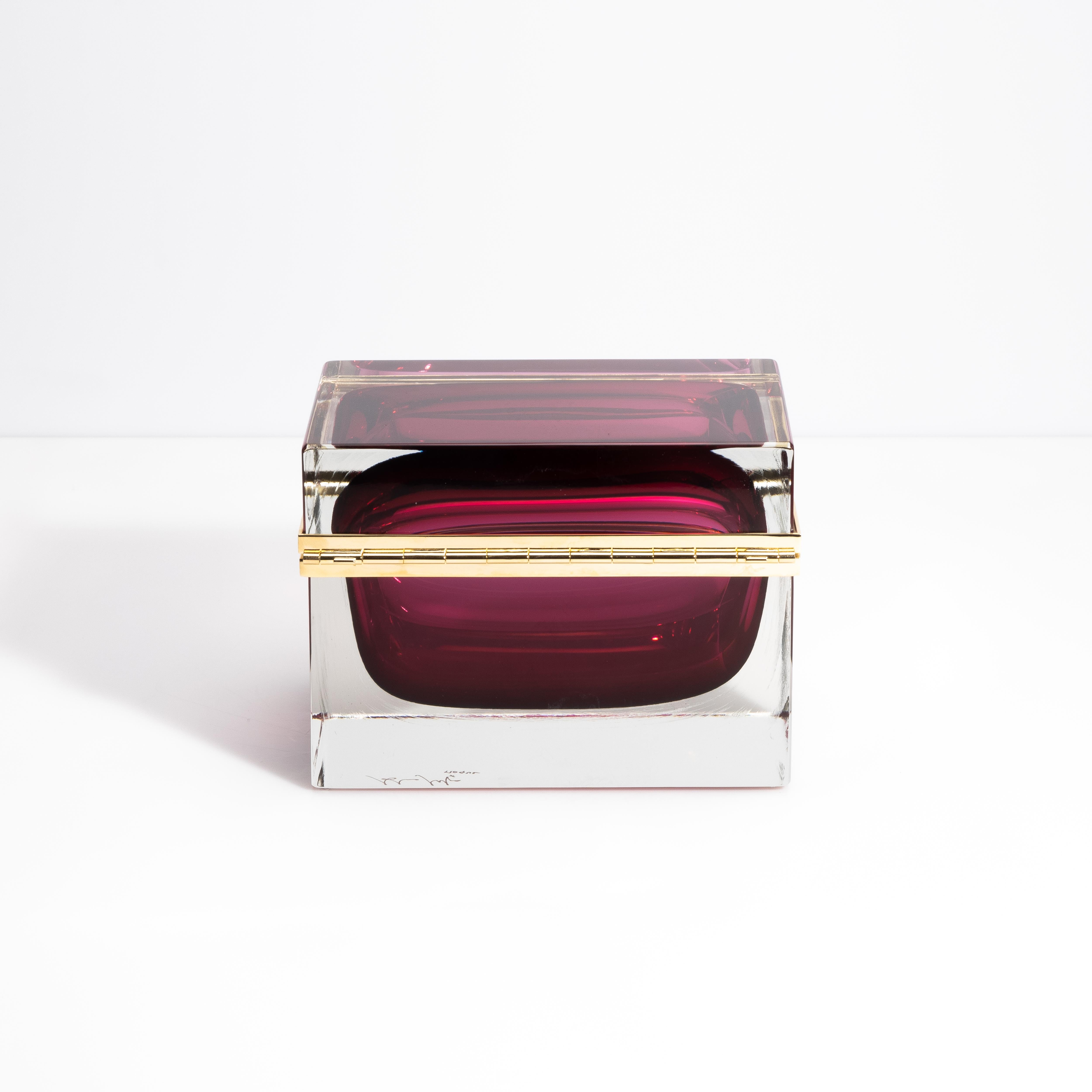 Caja Gigante de Cristal de Murano Soplado a Mano en Rubí con Herrajes de Latón Hecho a mano en venta