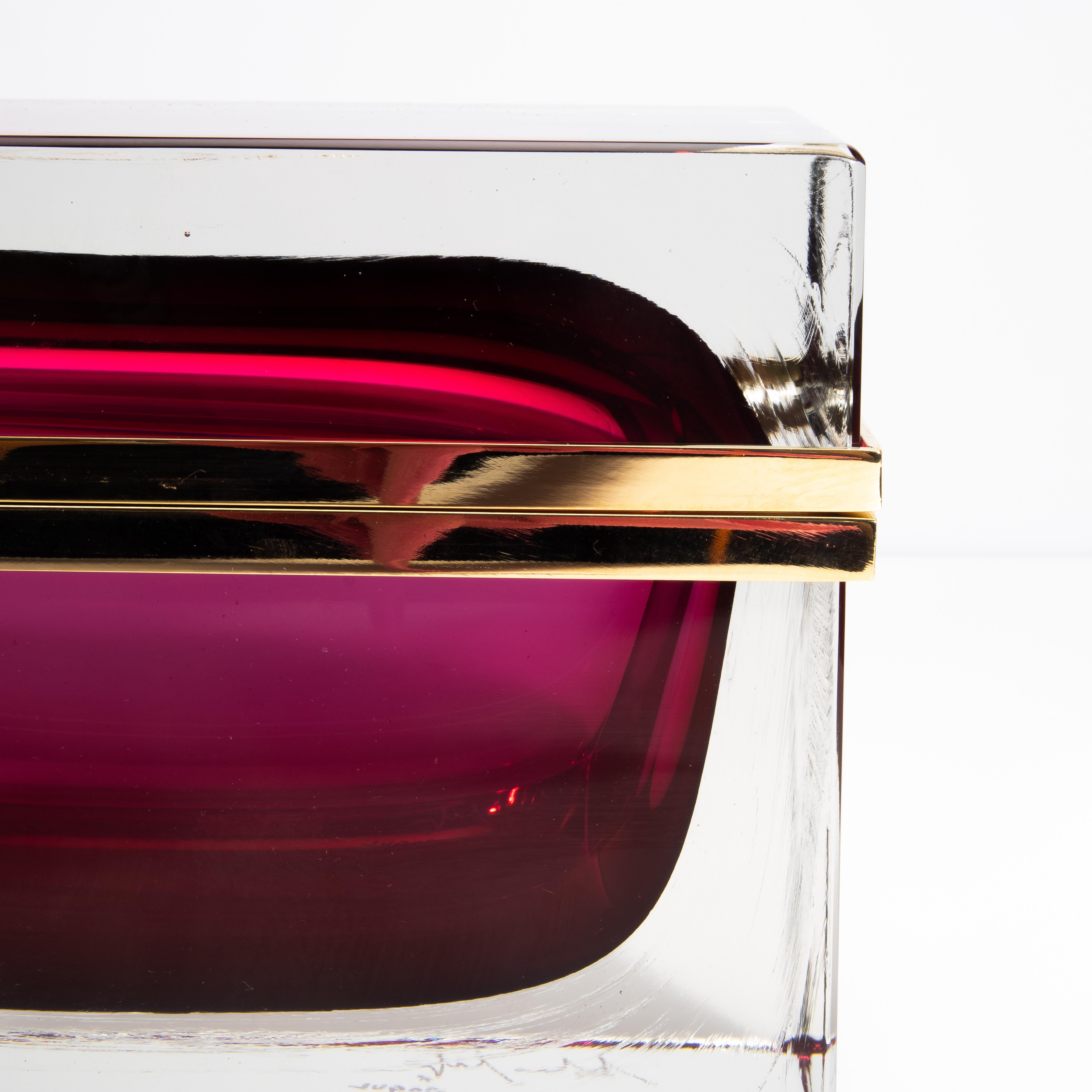 Riesige Dose aus mundgeblasenem Murano-Glas in Rubinrot mit Messingbeschlägen im Angebot 2