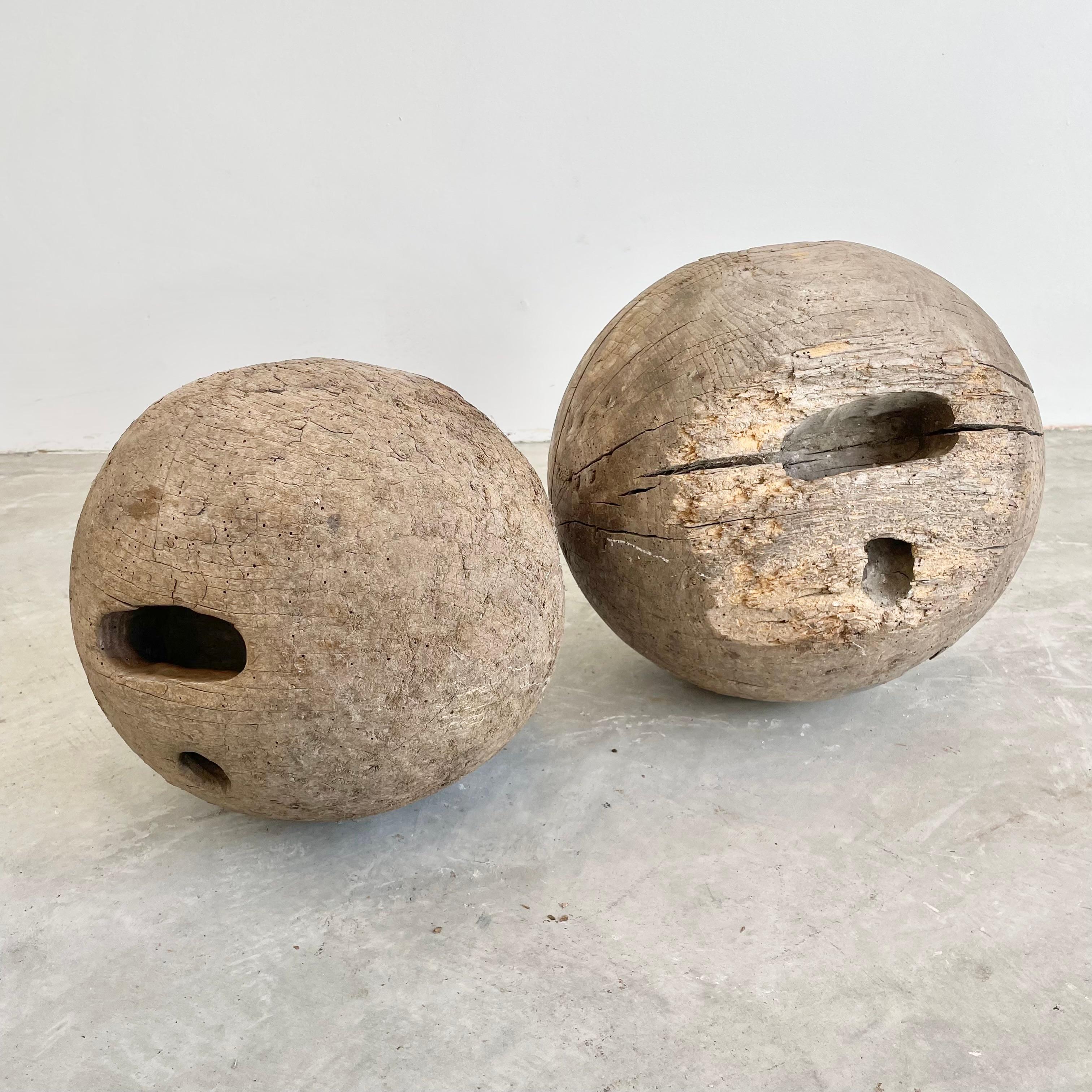 Handgefertigte Bowlingkugeln aus Holz mit aus dem Holz geschnitzten Daumen- und Fingergriffen. 12