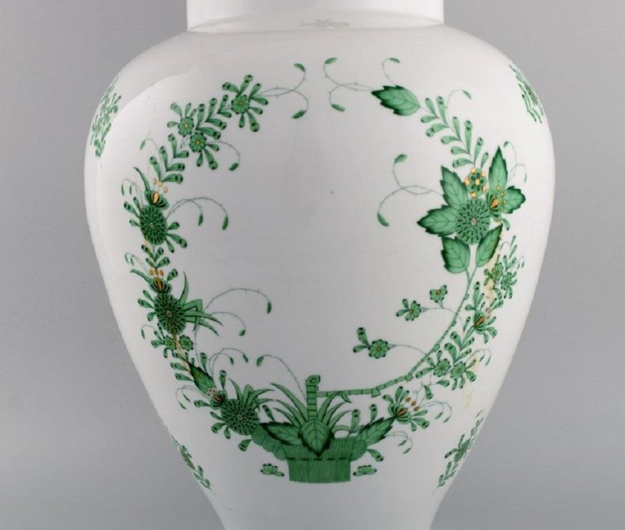 Giant Herend Chinesische Bouquet-Porzellanvase mit Deckel, Mitte des 20. Jahrhunderts (Ungarisch) im Angebot