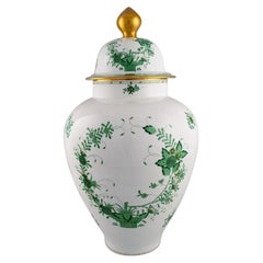 Vase géant en porcelaine à couvercle avec bouquet chinois Herend, milieu du 20e siècle