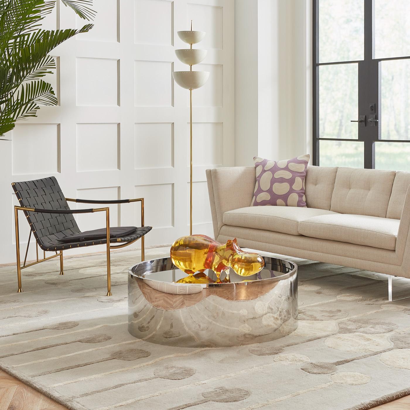 Posh Pachyderm. Nuestro hipopótamo gigante de acrílico, un elemento fascinante e imprescindible para un safari chic, queda genial en una mesa o como punto focal en una chimenea en desuso.

Nuestras esculturas acrílicas de gran tamaño comienzan su