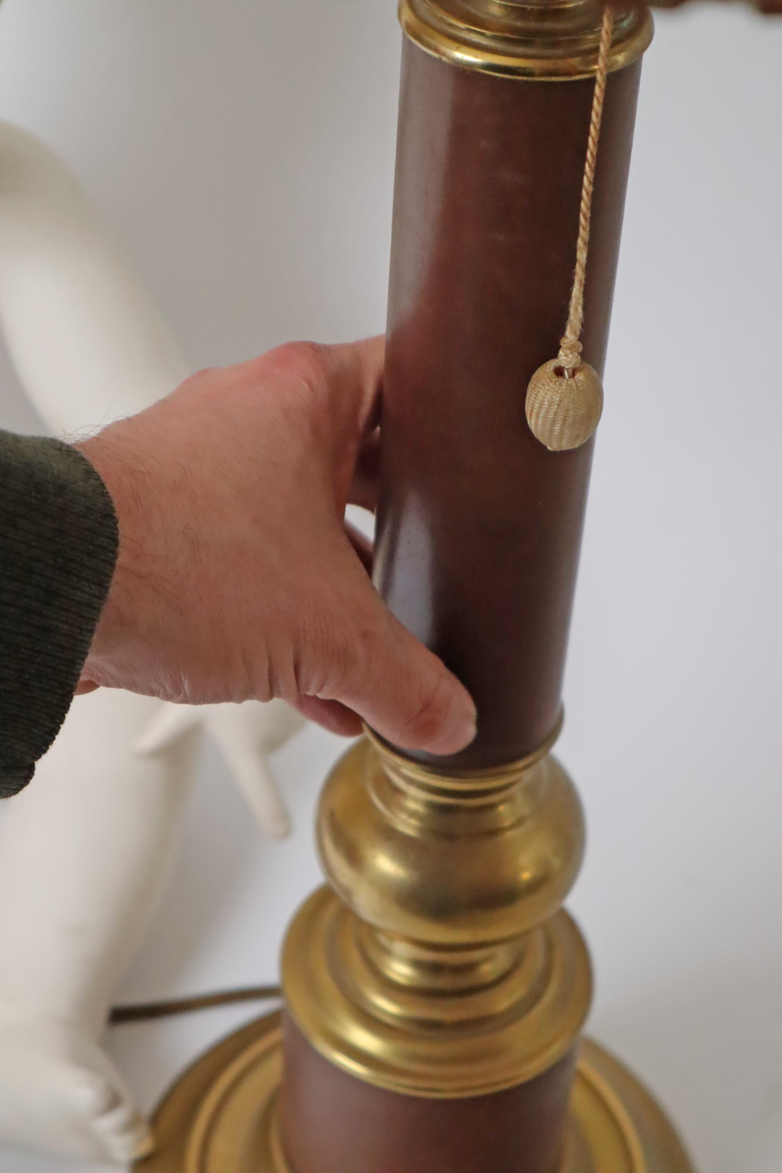 Lampe de table géante Hollywood Regency en cuir et laiton en vente 3