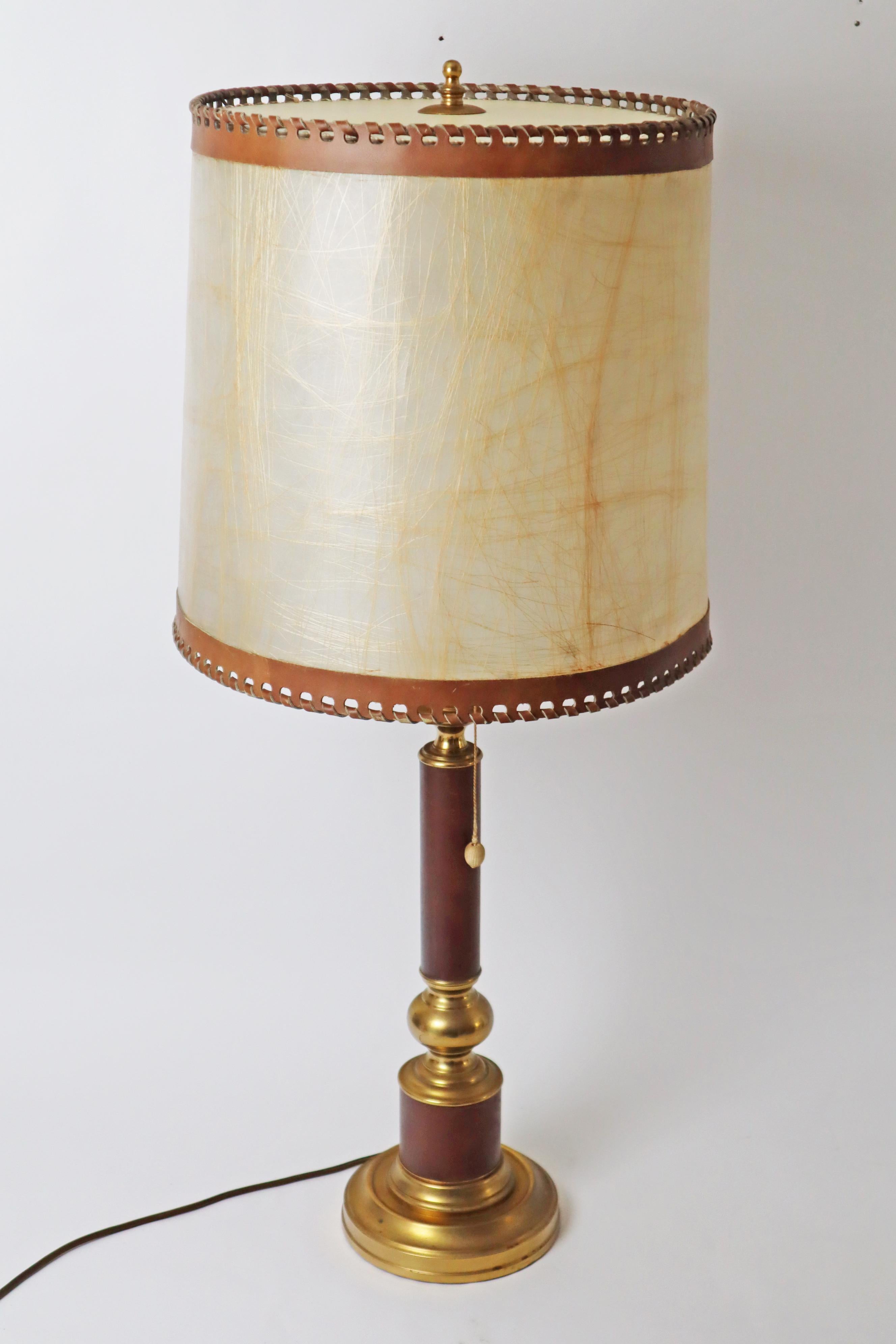 Lampe de table géante Hollywood Regency en cuir et laiton en vente 7