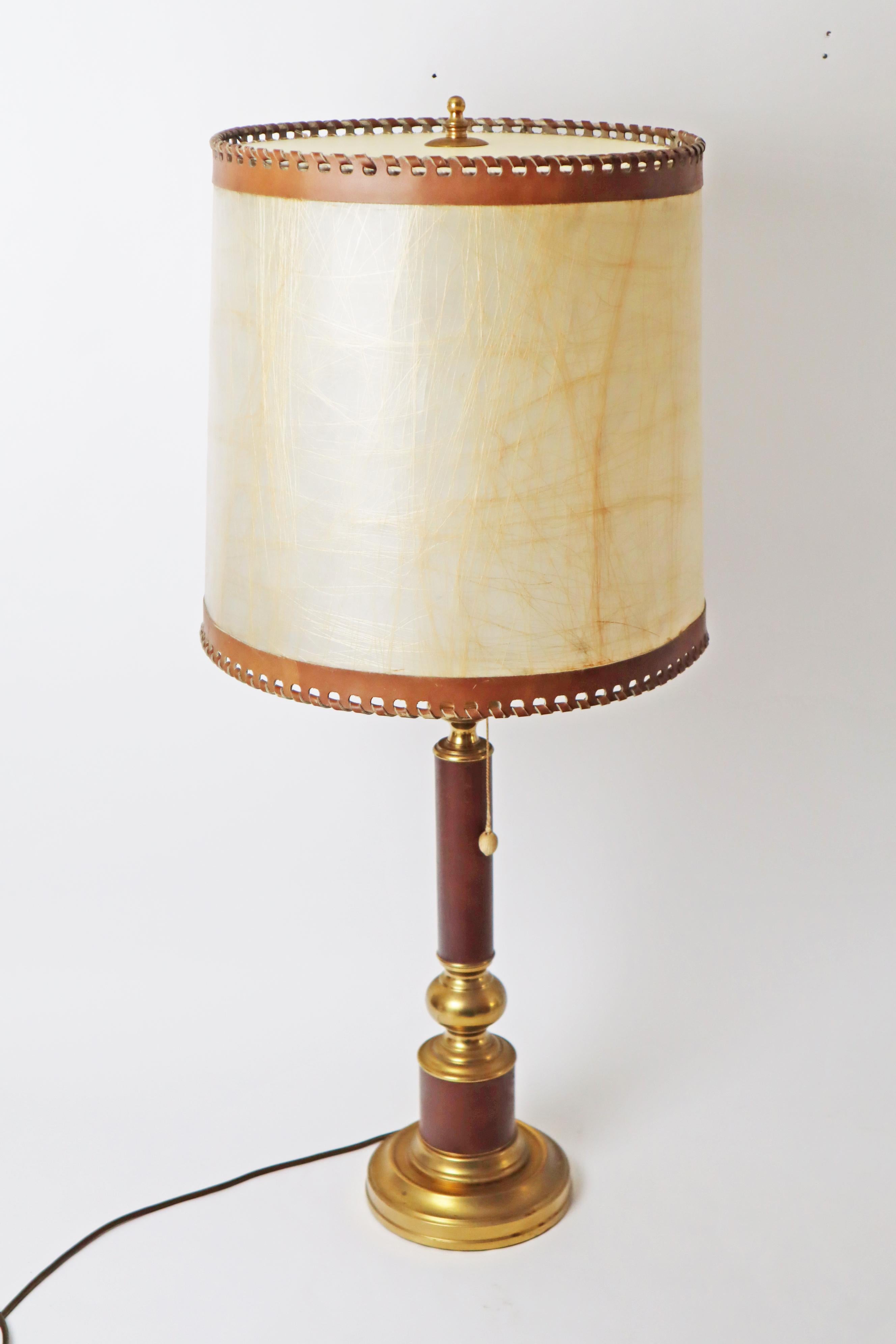 Lampe de table géante Hollywood Regency en cuir et laiton en vente 8