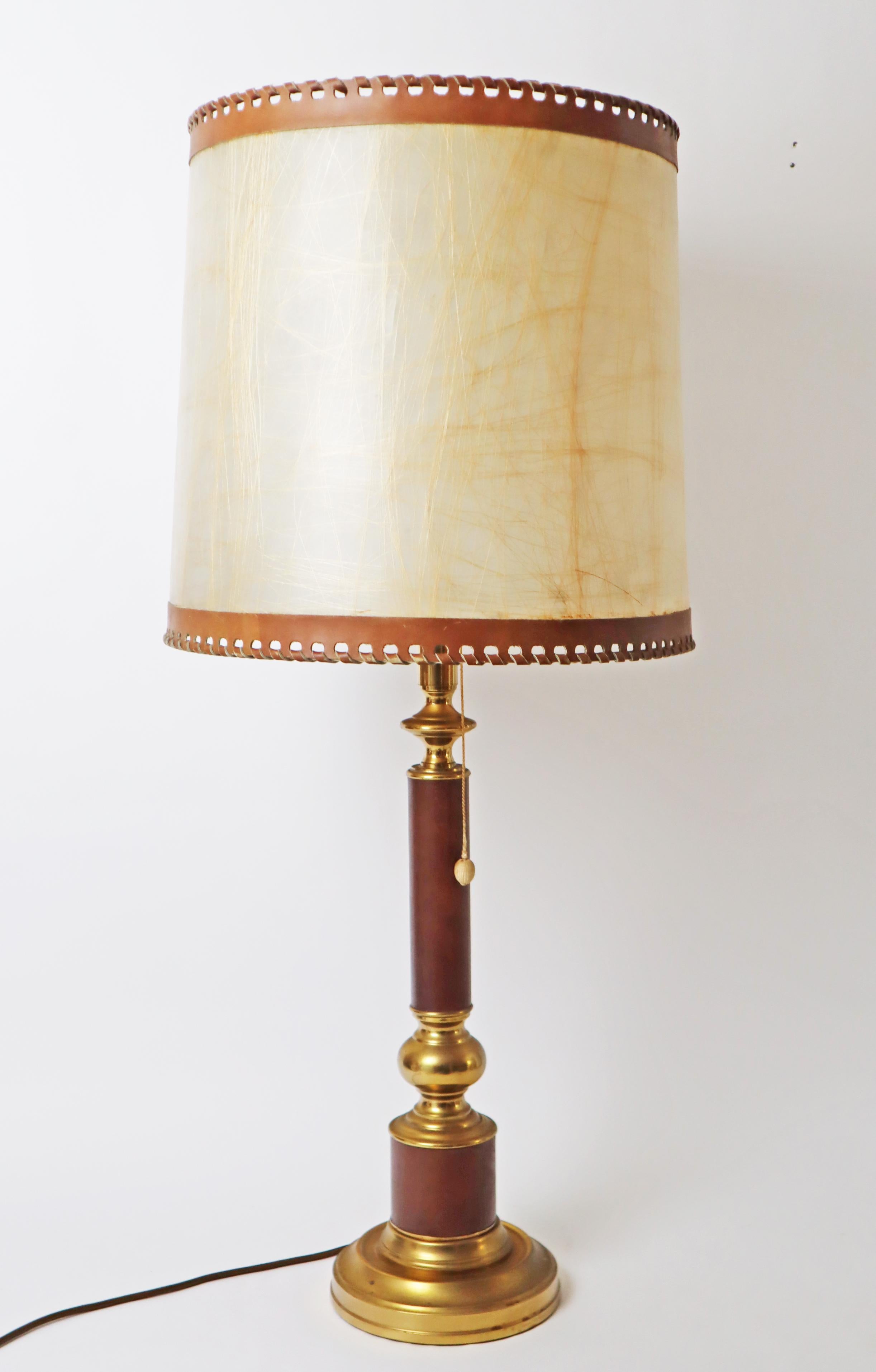 Lampe de table géante Hollywood Regency en cuir et laiton en vente 9