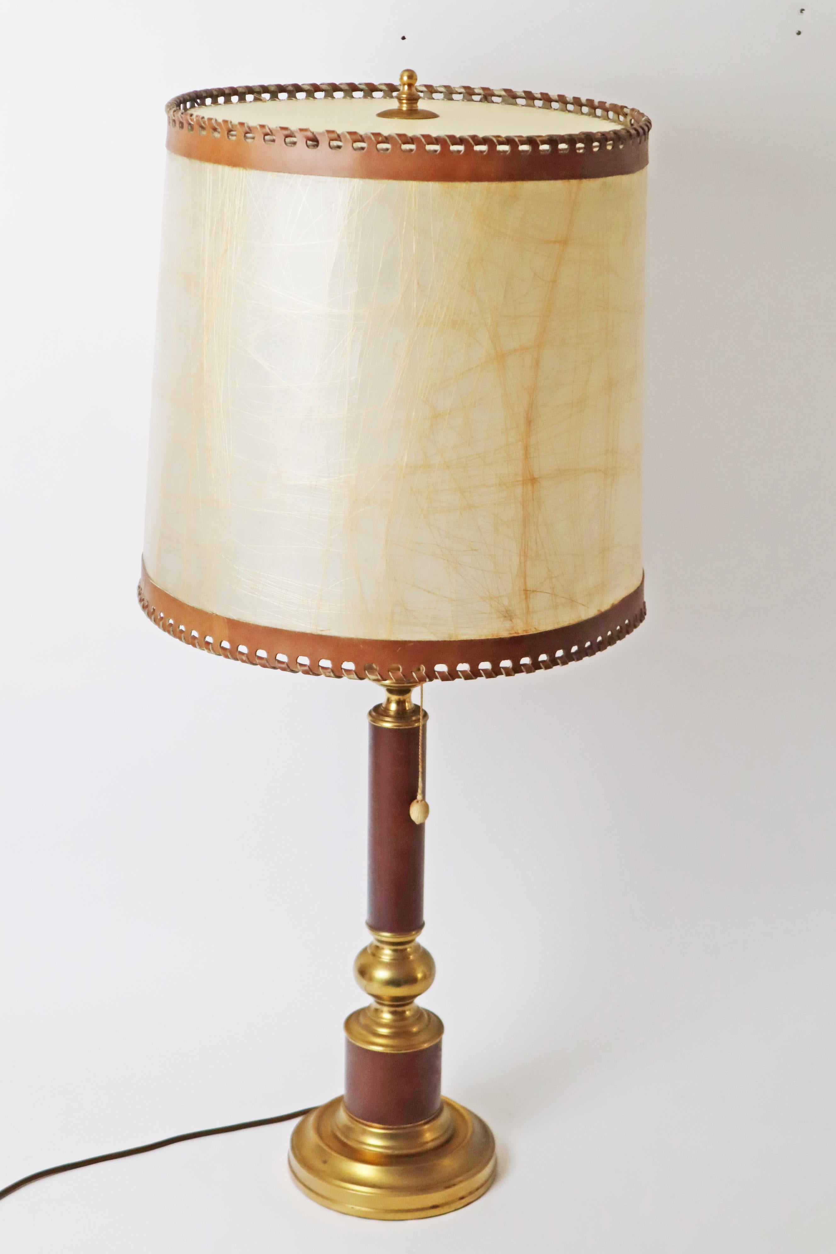 Lampe de table géante Hollywood Regency en cuir et laiton en vente 12