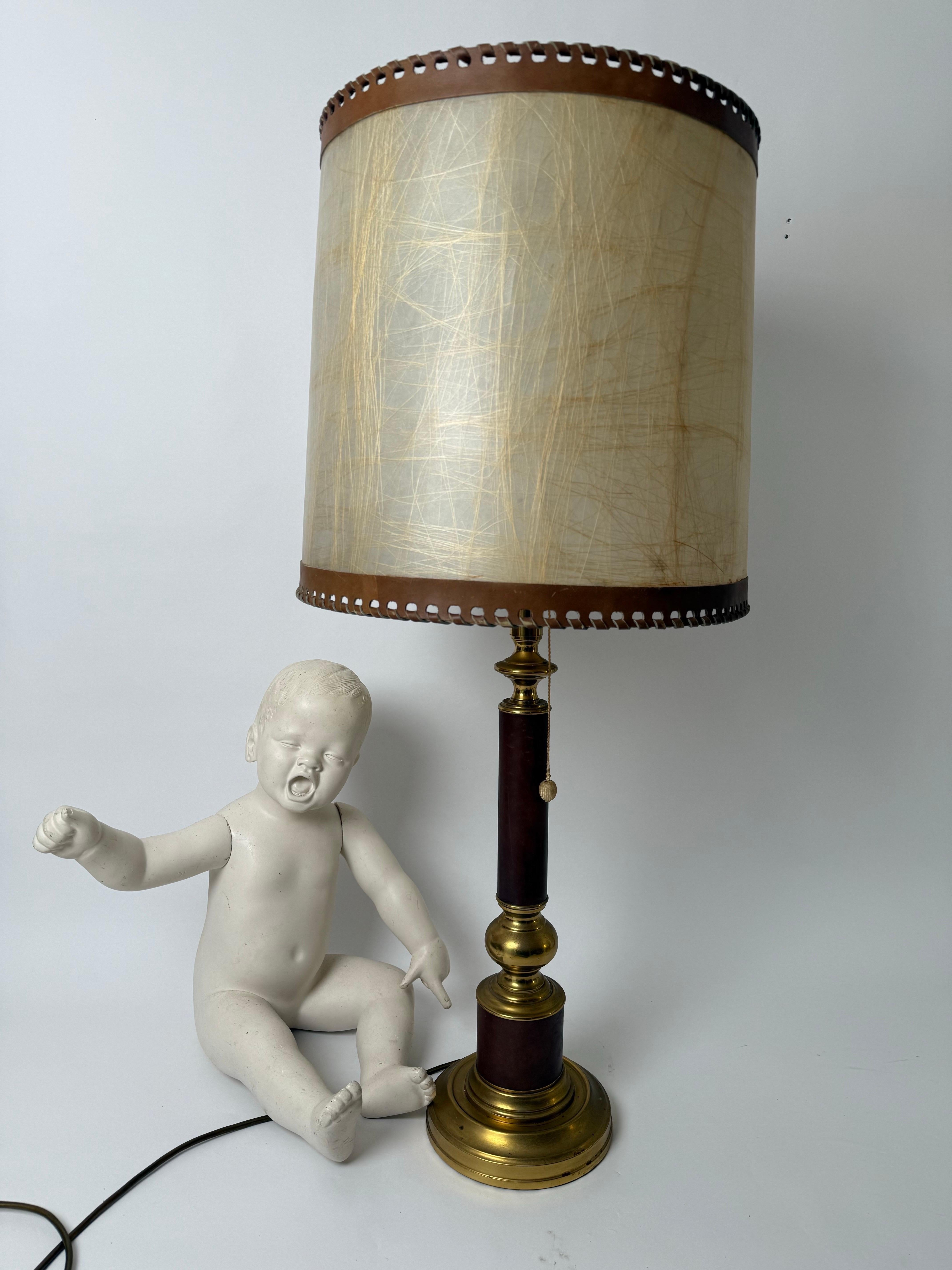 Français Lampe de table géante Hollywood Regency en cuir et laiton en vente