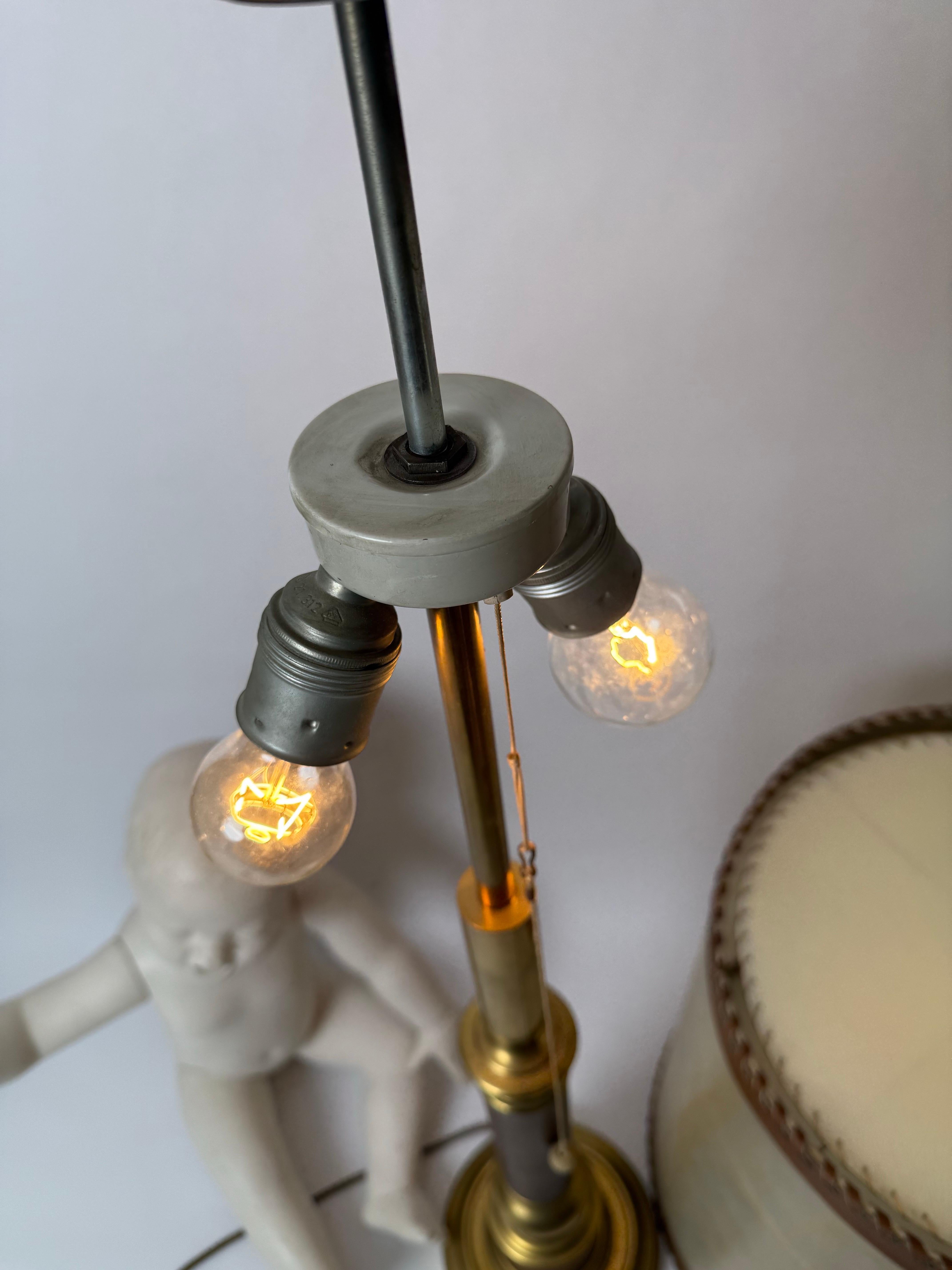 Fait main Lampe de table géante Hollywood Regency en cuir et laiton en vente