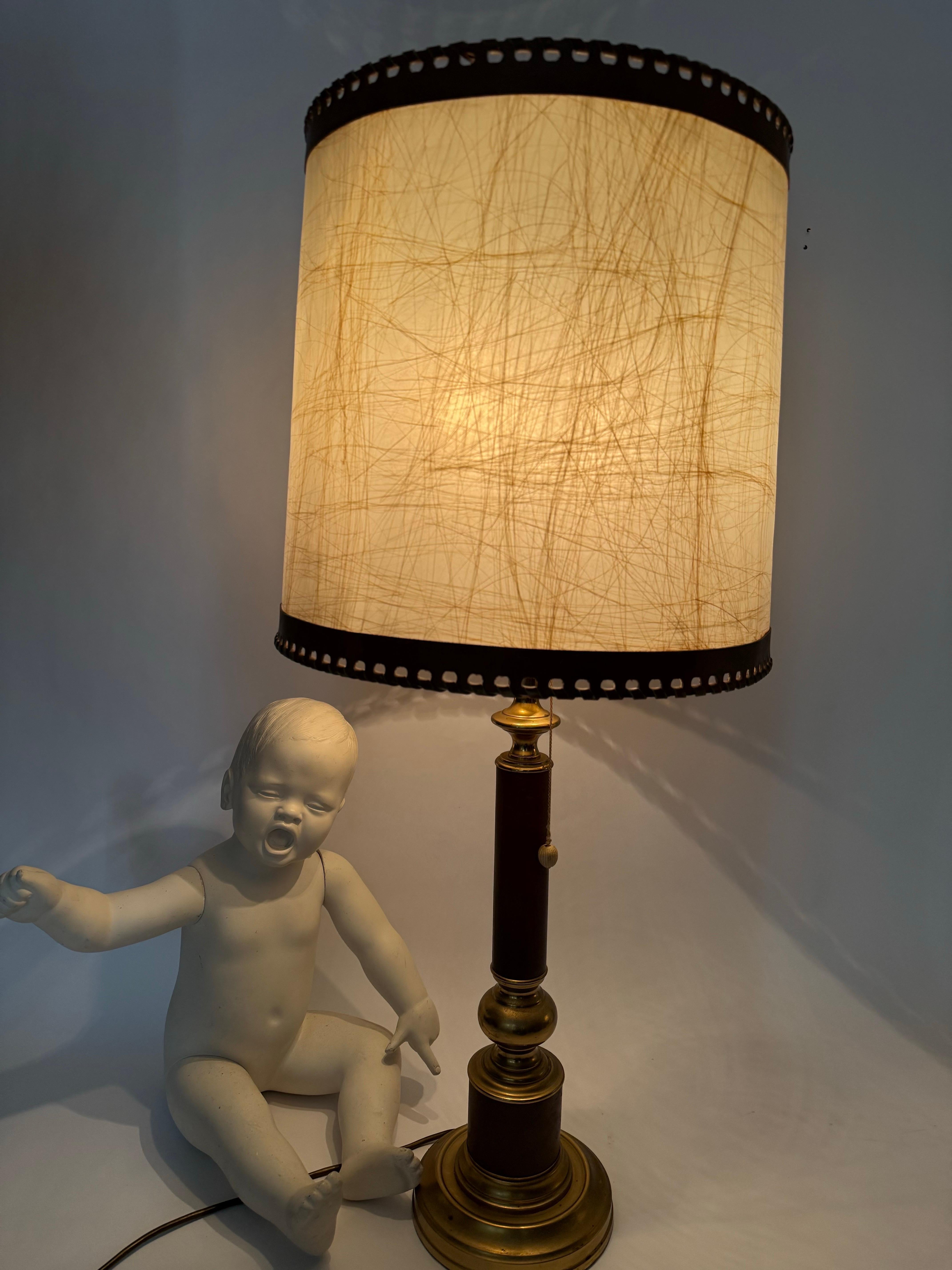 Lampe de table géante Hollywood Regency en cuir et laiton Bon état - En vente à Hannover, DE
