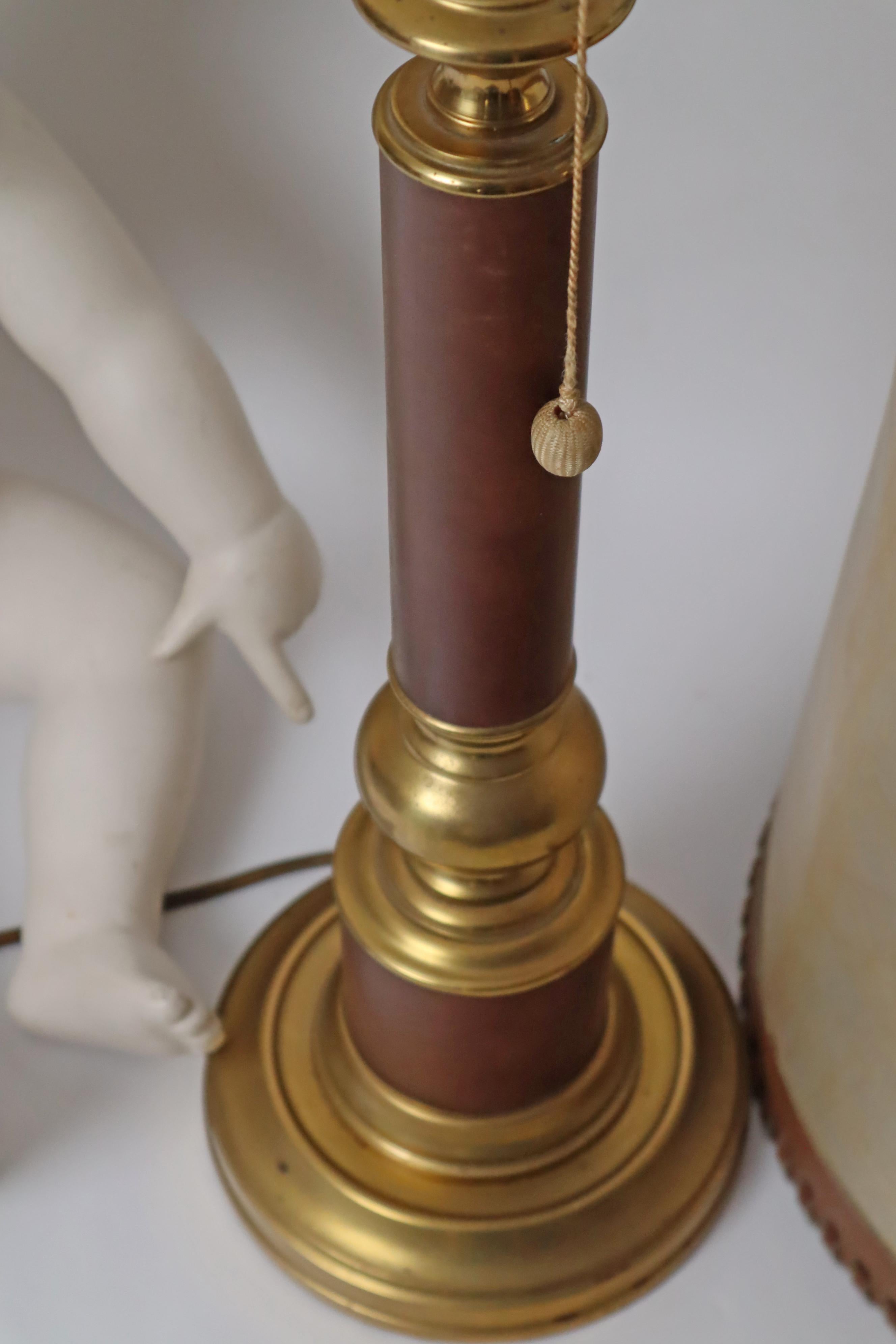 Laiton Lampe de table géante Hollywood Regency en cuir et laiton en vente