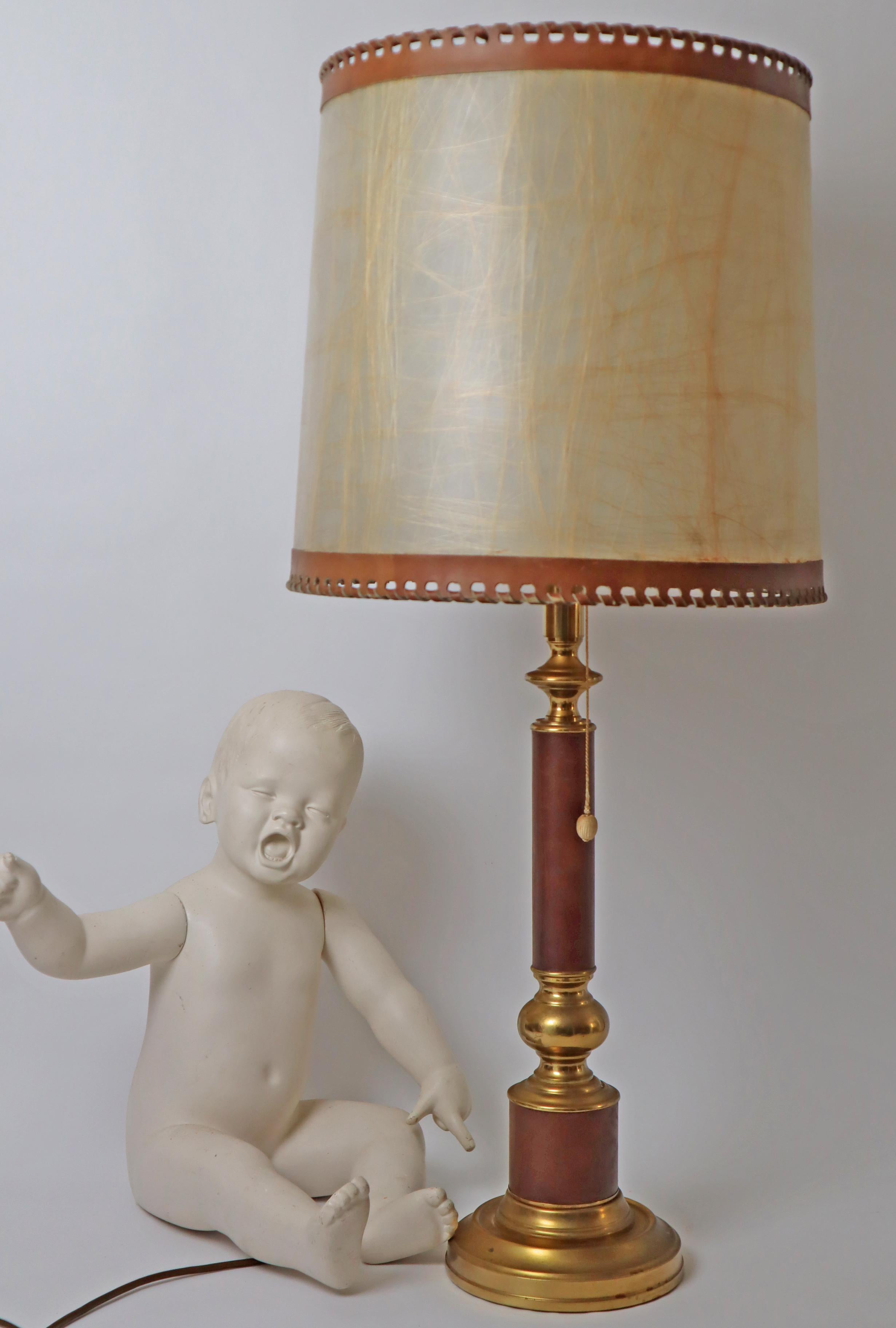 Lampe de table géante Hollywood Regency en cuir et laiton en vente 1