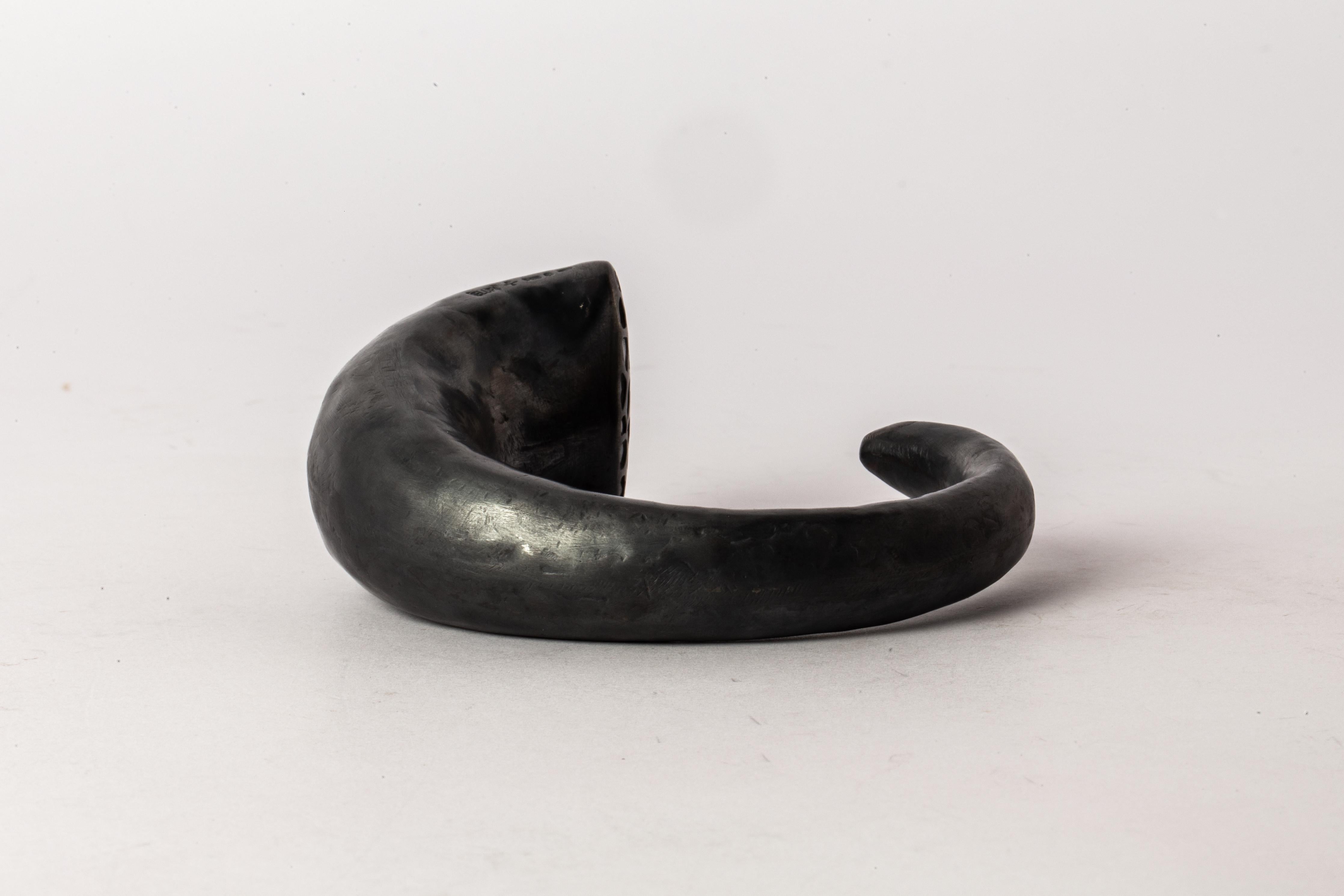 Women's or Men's Giant Horn Bracelet (Hoof Set, Mega Pavé, KA+DIA) For Sale