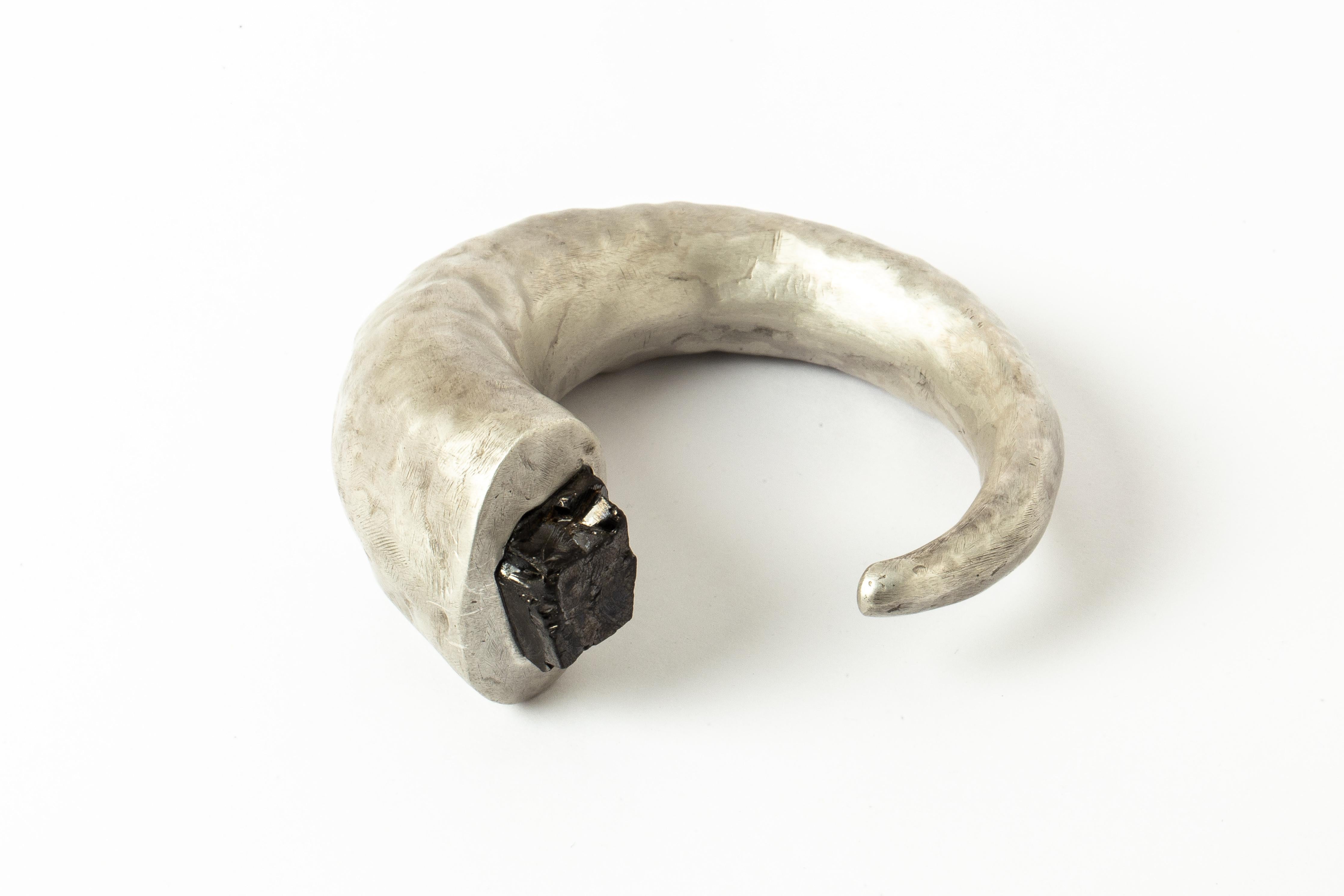 Giant Horn Bracelet (Hoof Set, Shungite, DA+NS) In New Condition For Sale In Paris, FR