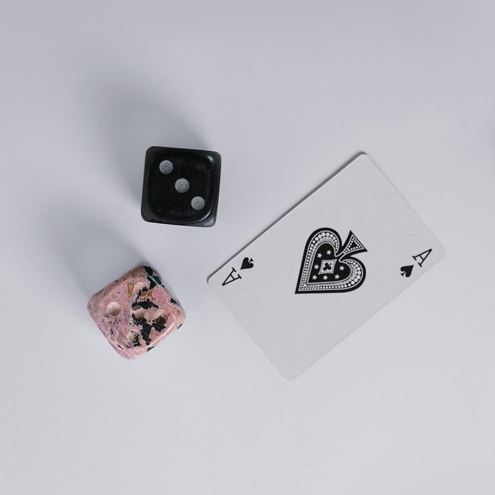 Dai un tocco di eleganza alla serata di gioco con il nostro dado di pietra preziosa, realizzato con autentiche pietre semipreziose. Un regalo divertente e raffinato per gli amanti dei giochi da tavolo e per i collezionisti.



Dimensioni: 1,25 x