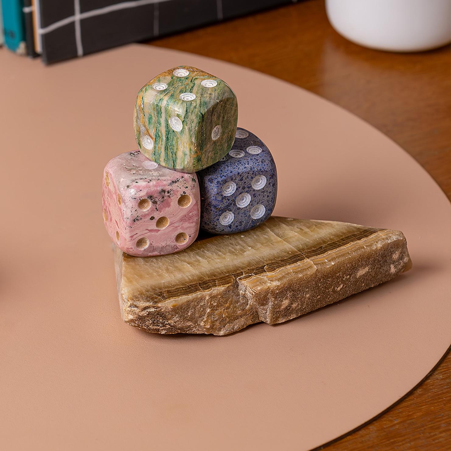Sorprendi il tuo amante del gioco preferito con il nostro dado in pietra preziosa, realizzato con vere pietre semipreziose. Un regalo unico e premuroso che unisce il gioco all'eleganza.

Porta a casa la magia con questo set di 2 dadi con pietre