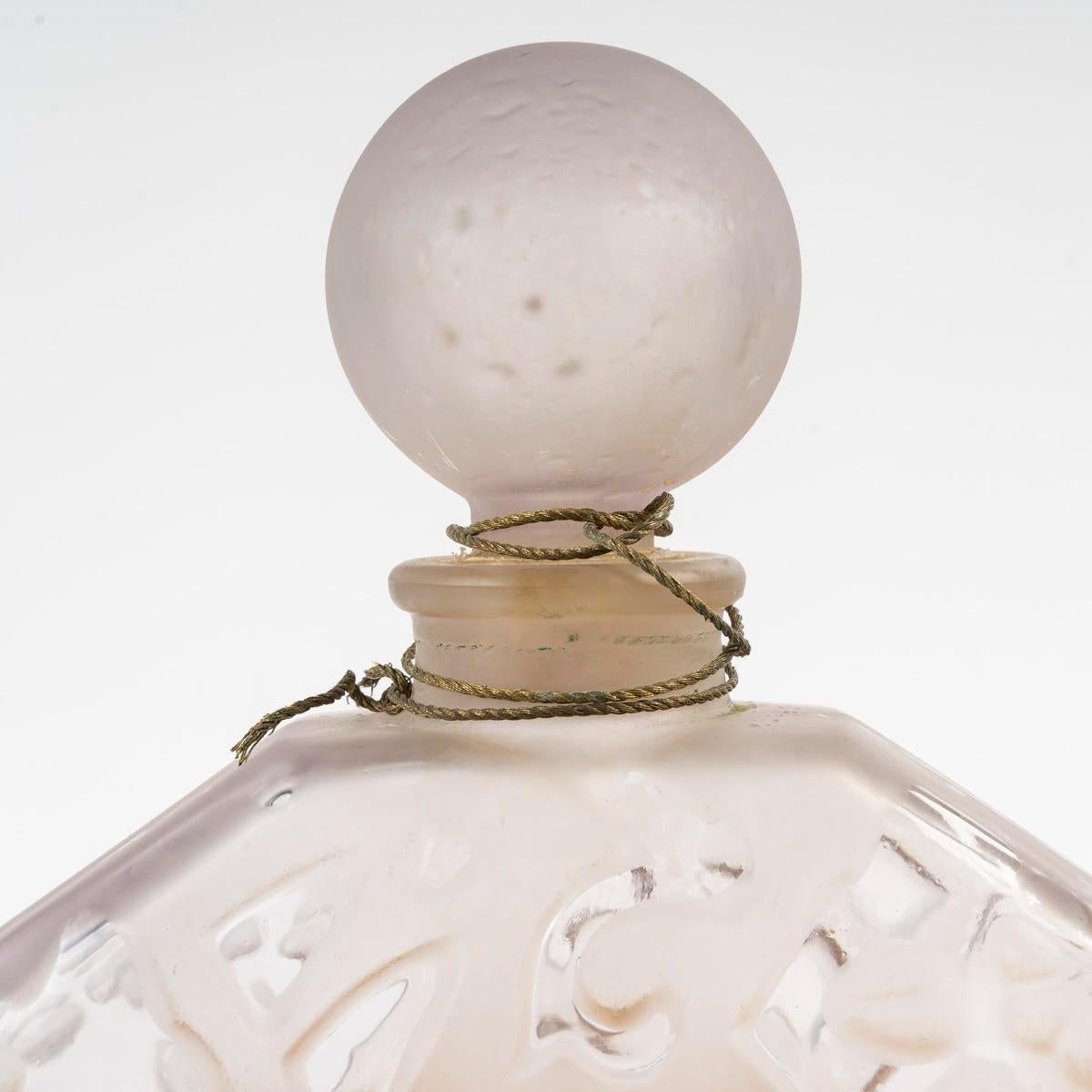 Bottiglia gigante di profumo Lalique, 1960-1970, bottiglia gigante.

Bottiglia di profumo Lalique gigante, senza profumo all'interno, in cristallo.
H: 30.5cm, L: 22cm, P: 6cm