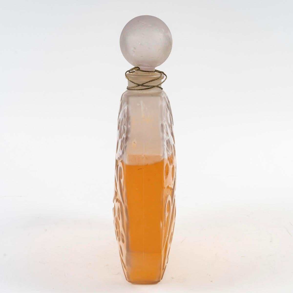 Francese Bottiglia di profumo gigante di Lalique, 1960-1970, Bottiglia gigante. in vendita