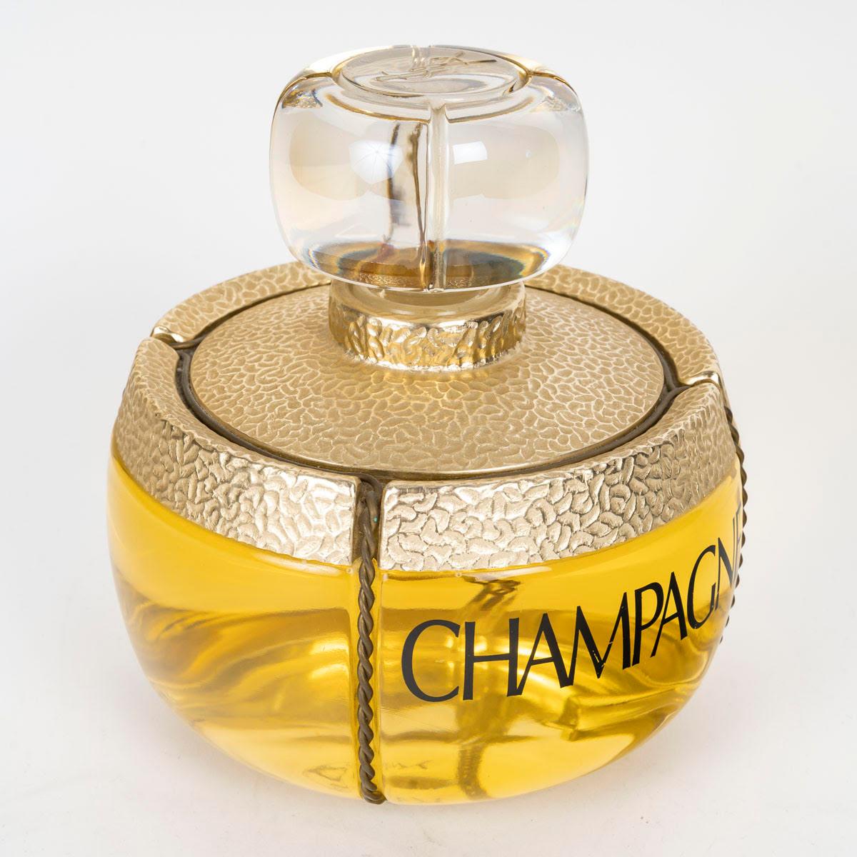Bottiglia gigante di profumo Champage, Yves Saint Laurent, XX secolo.

Bottiglia gigante di profumo di Champagne, Yves Saint Laurent, XX secolo, senza profumo.
H. H. 17 cm, P. 17 cm.