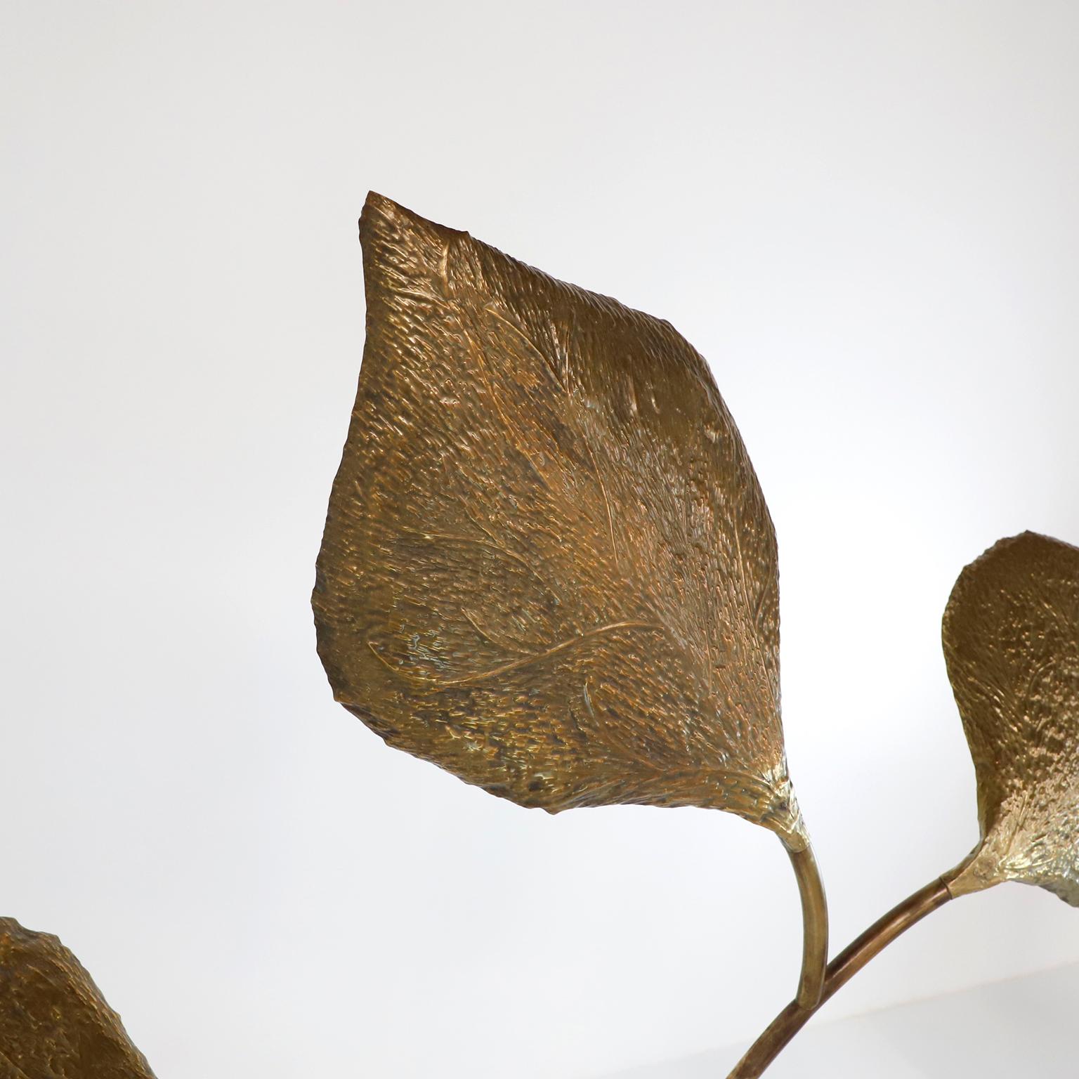 Vers 1970, nous vous proposons ce lampadaire en laiton à feuilles géantes attribué à Tomasso Barbi.
