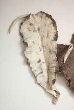 Giant Leaf, natürlich gefärbte, gefilzte Wollskulptur von Inês Schertel, Brasilien, 2019