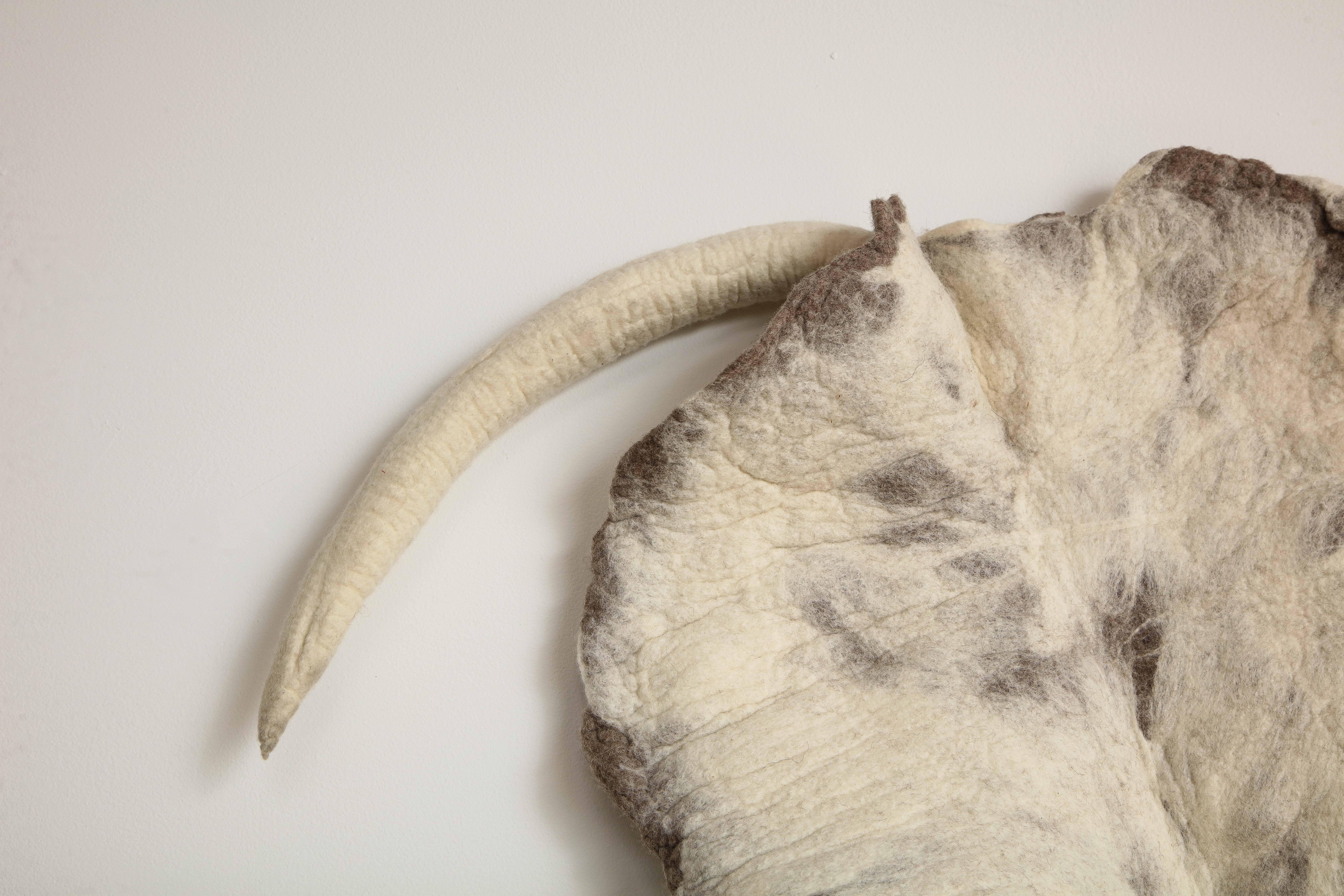 Rustique Feuille géante, sculpture en laine feutrée teinte naturellement par Inês Schertel, Brésil, 2019. en vente