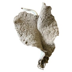 Foglia gigante, scultura in lana infeltrita tinta naturalmente di Inês Schertel, Brasile, 2019